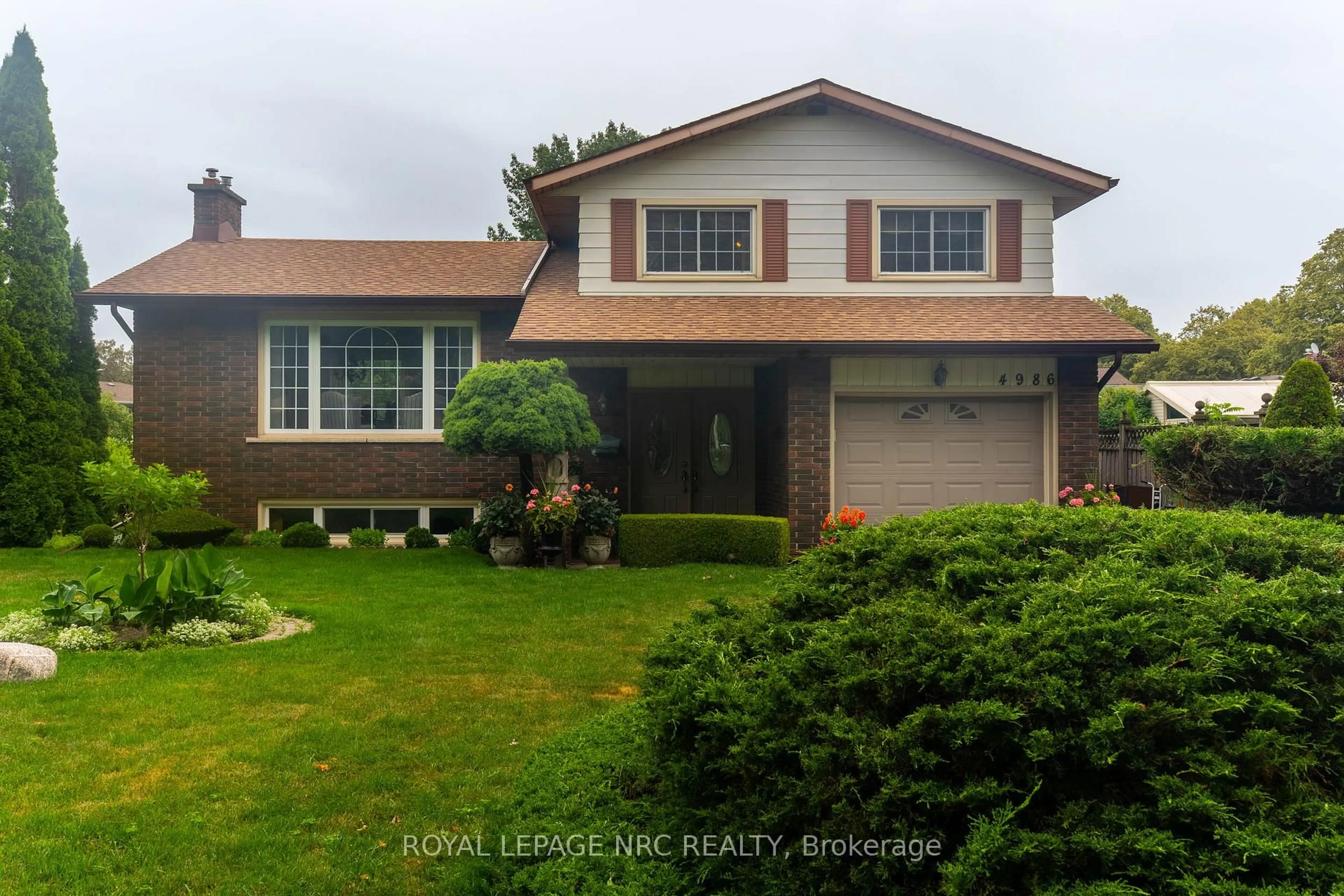 Home with vinyl exterior material, street for 4986 Camelot Cres, Niagara Falls Ontario L2E 5H9