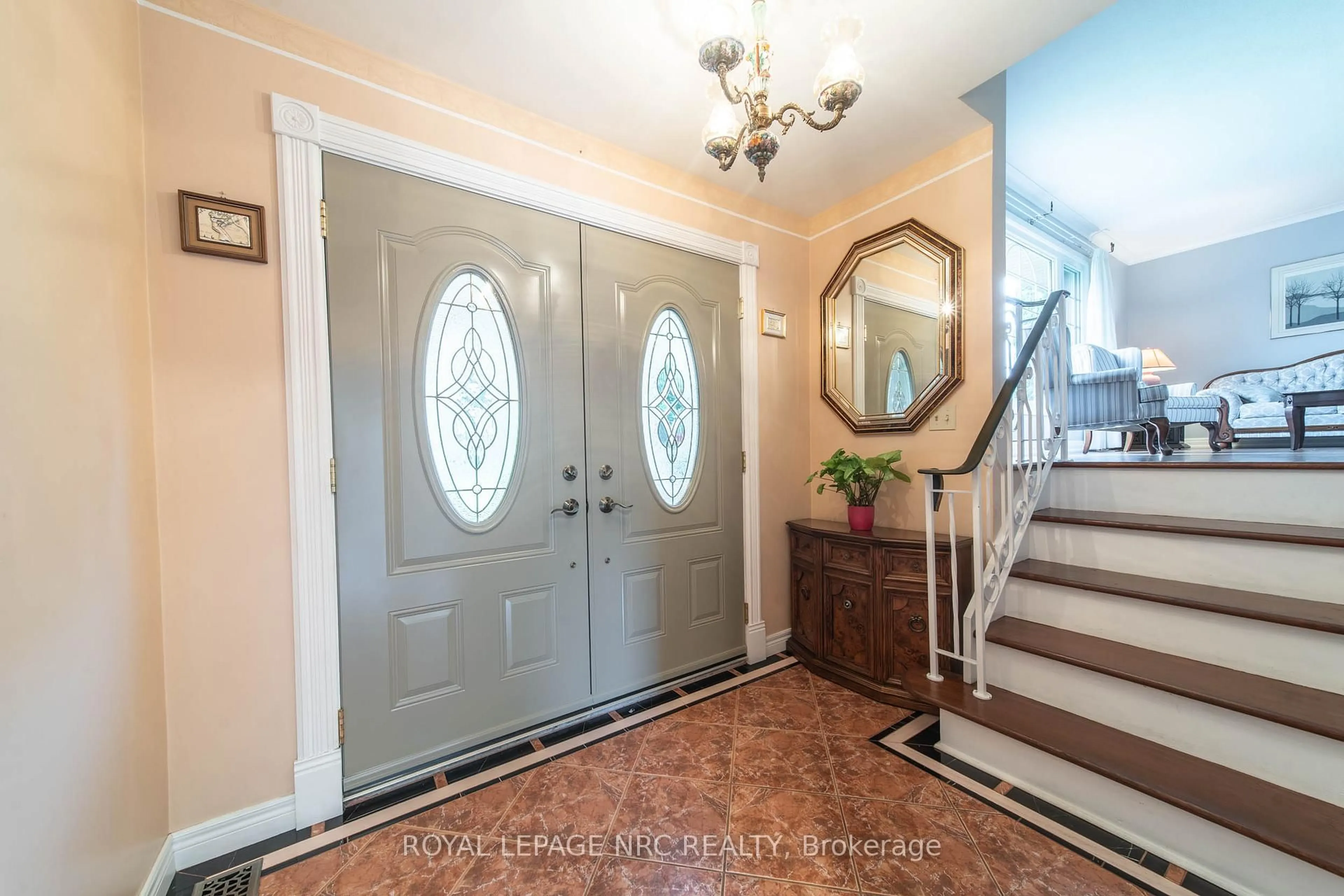 Indoor entryway for 4986 Camelot Cres, Niagara Falls Ontario L2E 5H9