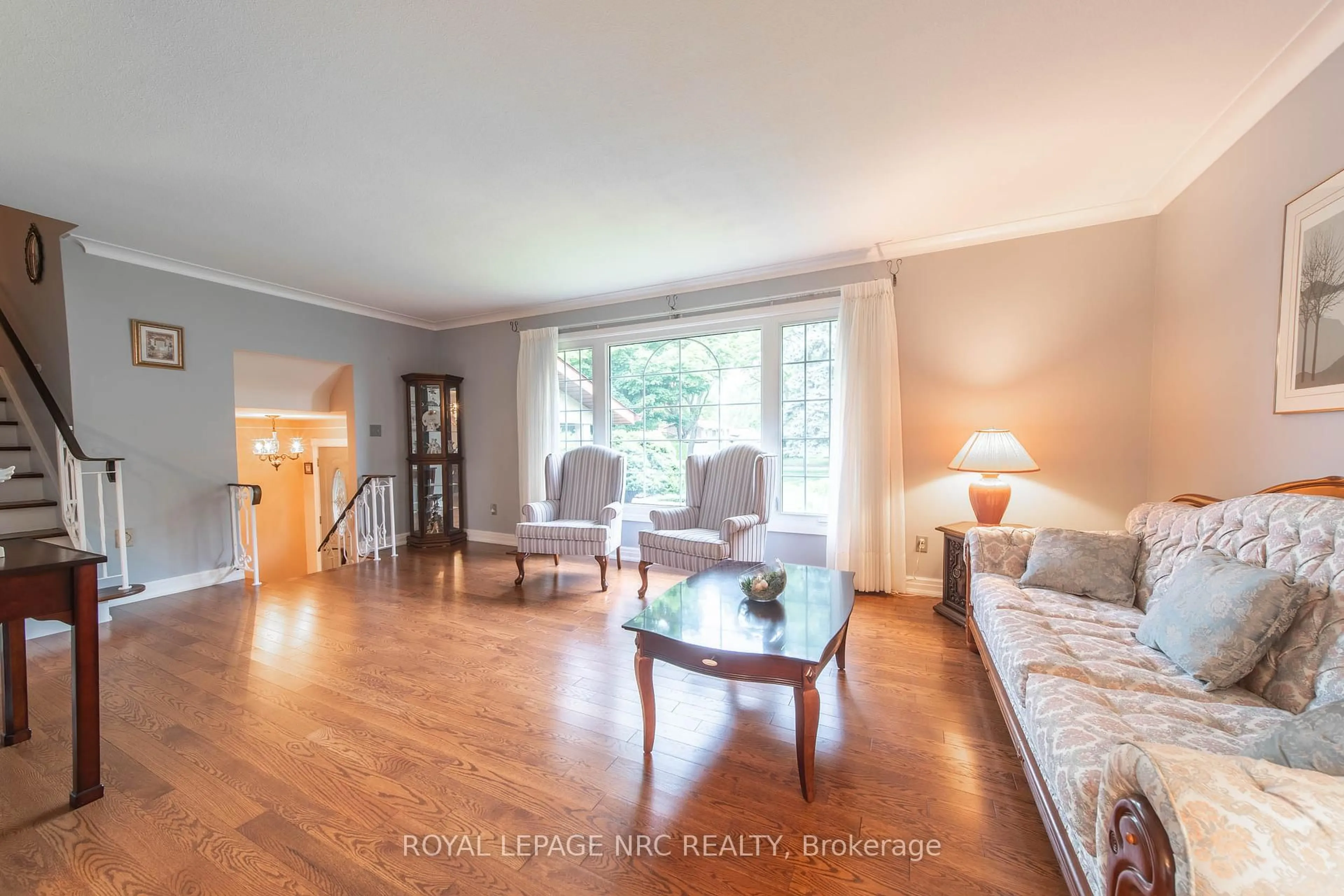 Living room with furniture, wood/laminate floor for 4986 Camelot Cres, Niagara Falls Ontario L2E 5H9