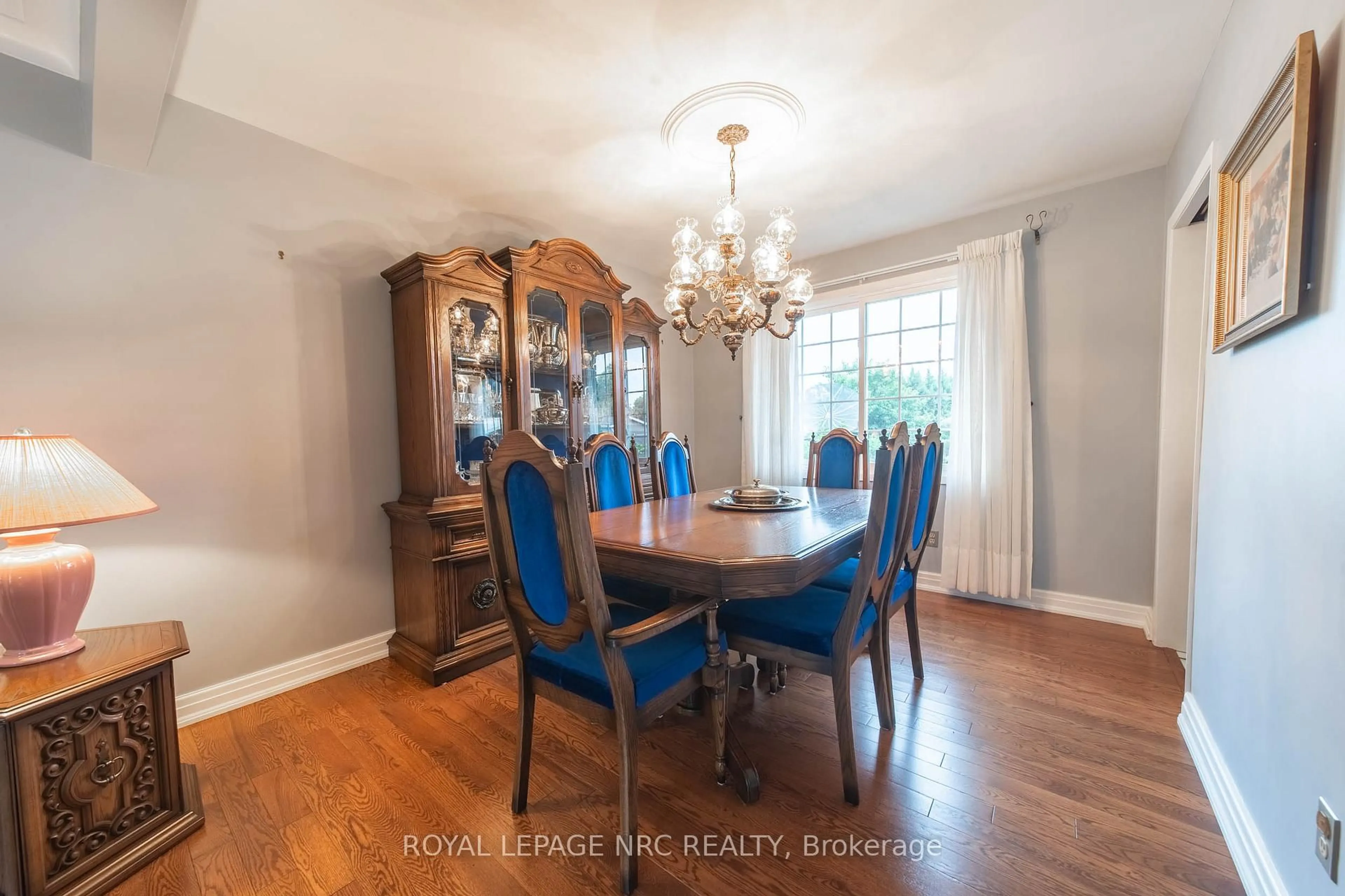 Dining room, wood/laminate floor for 4986 Camelot Cres, Niagara Falls Ontario L2E 5H9