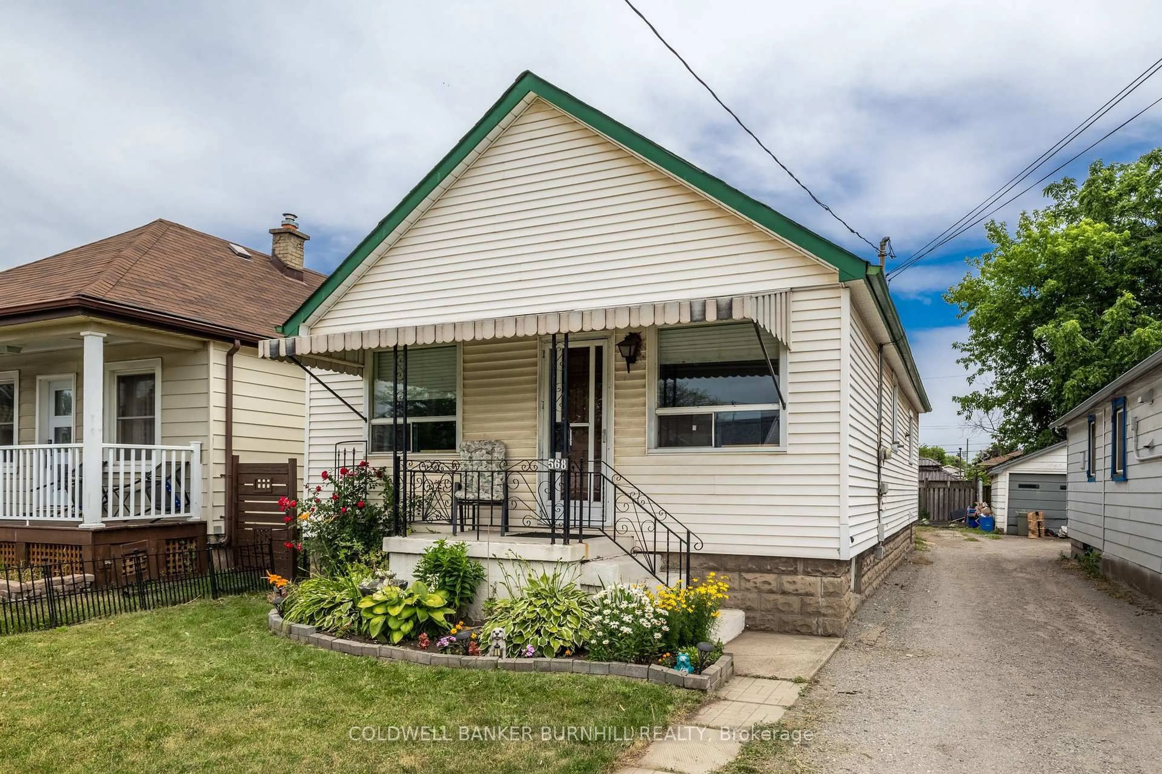 Home with vinyl exterior material, street for 568 Barnaby St, Hamilton Ontario L8H 6T9