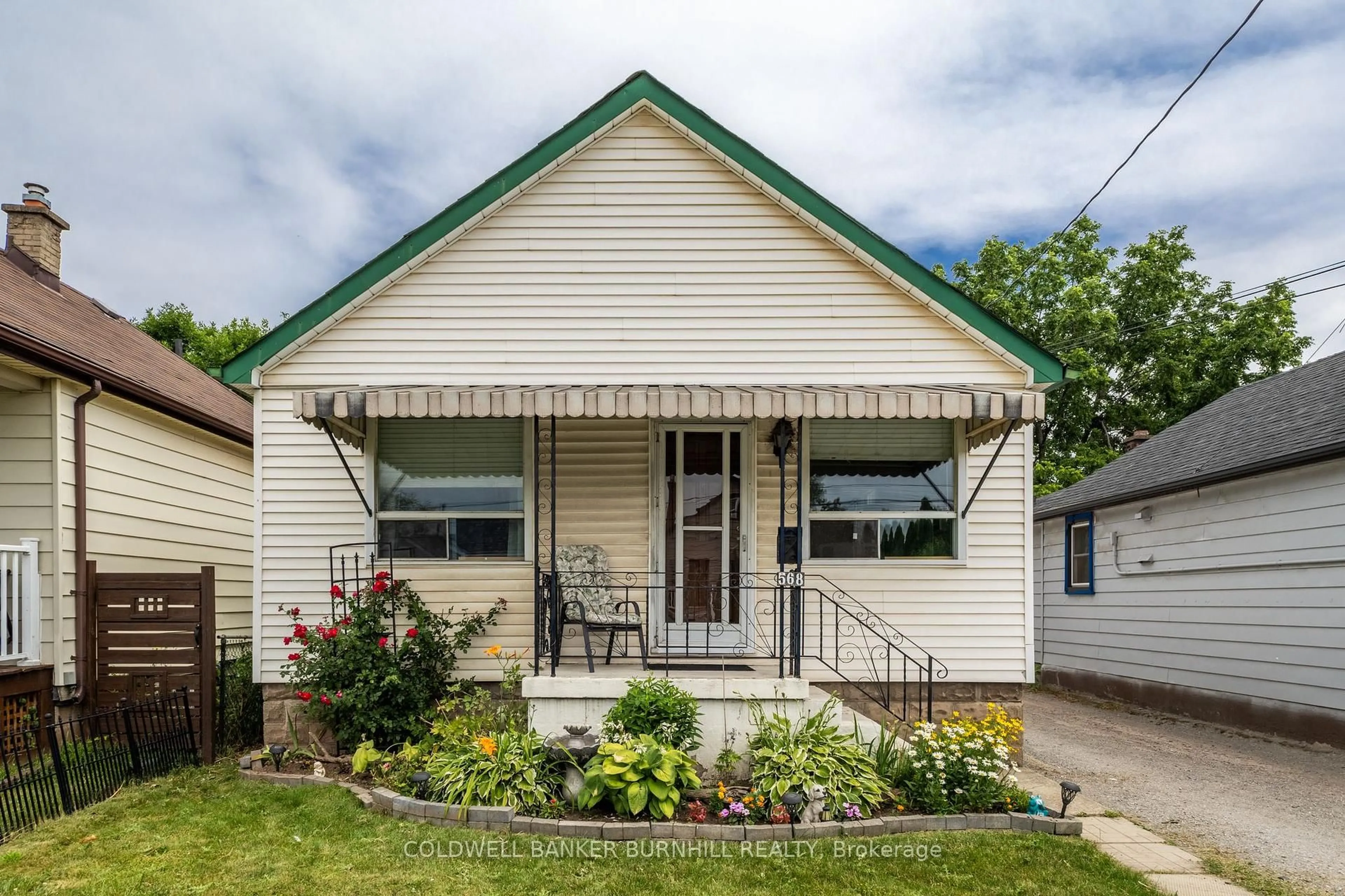Home with vinyl exterior material, street for 568 Barnaby St, Hamilton Ontario L8H 6T9