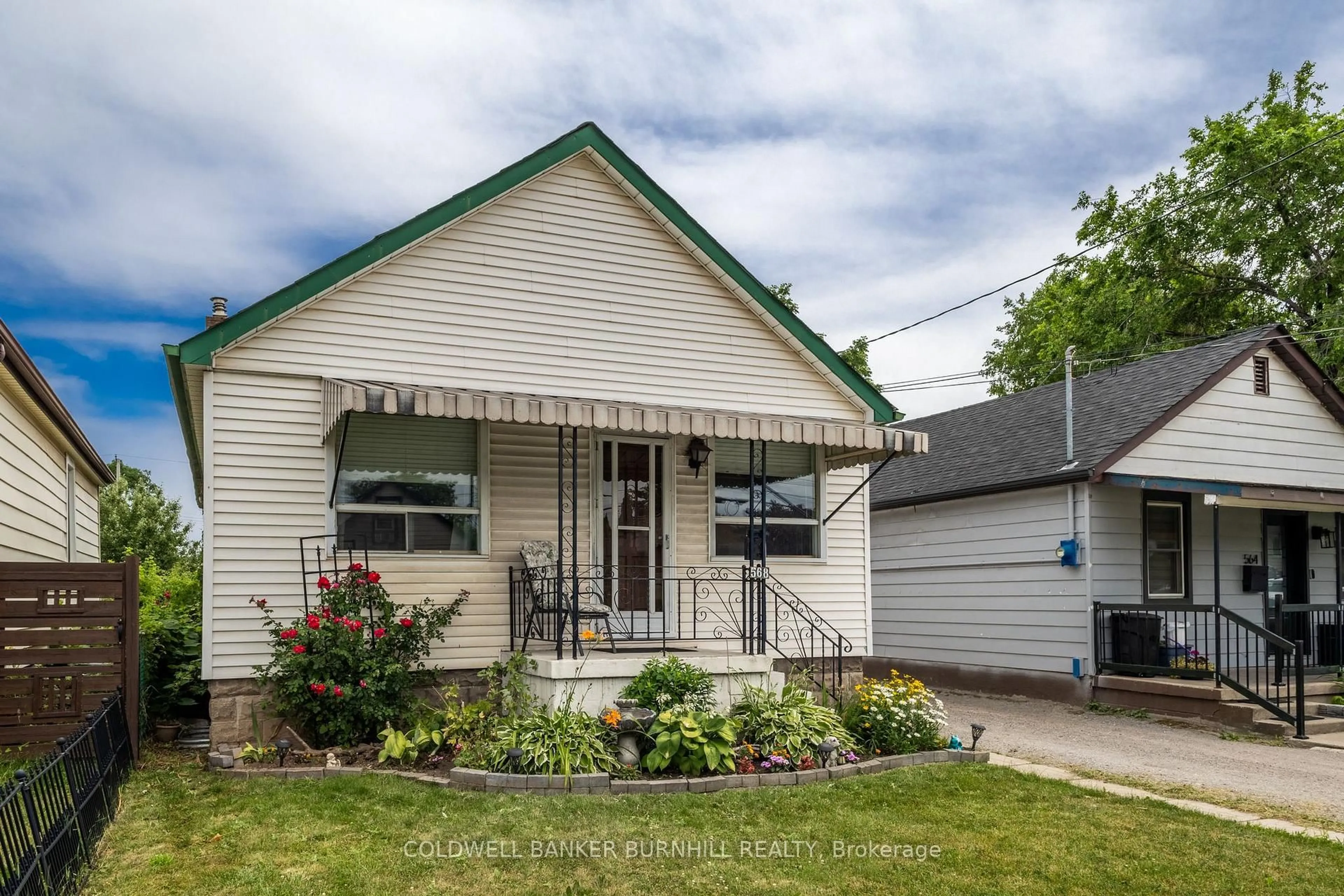 Home with vinyl exterior material, street for 568 Barnaby St, Hamilton Ontario L8H 6T9