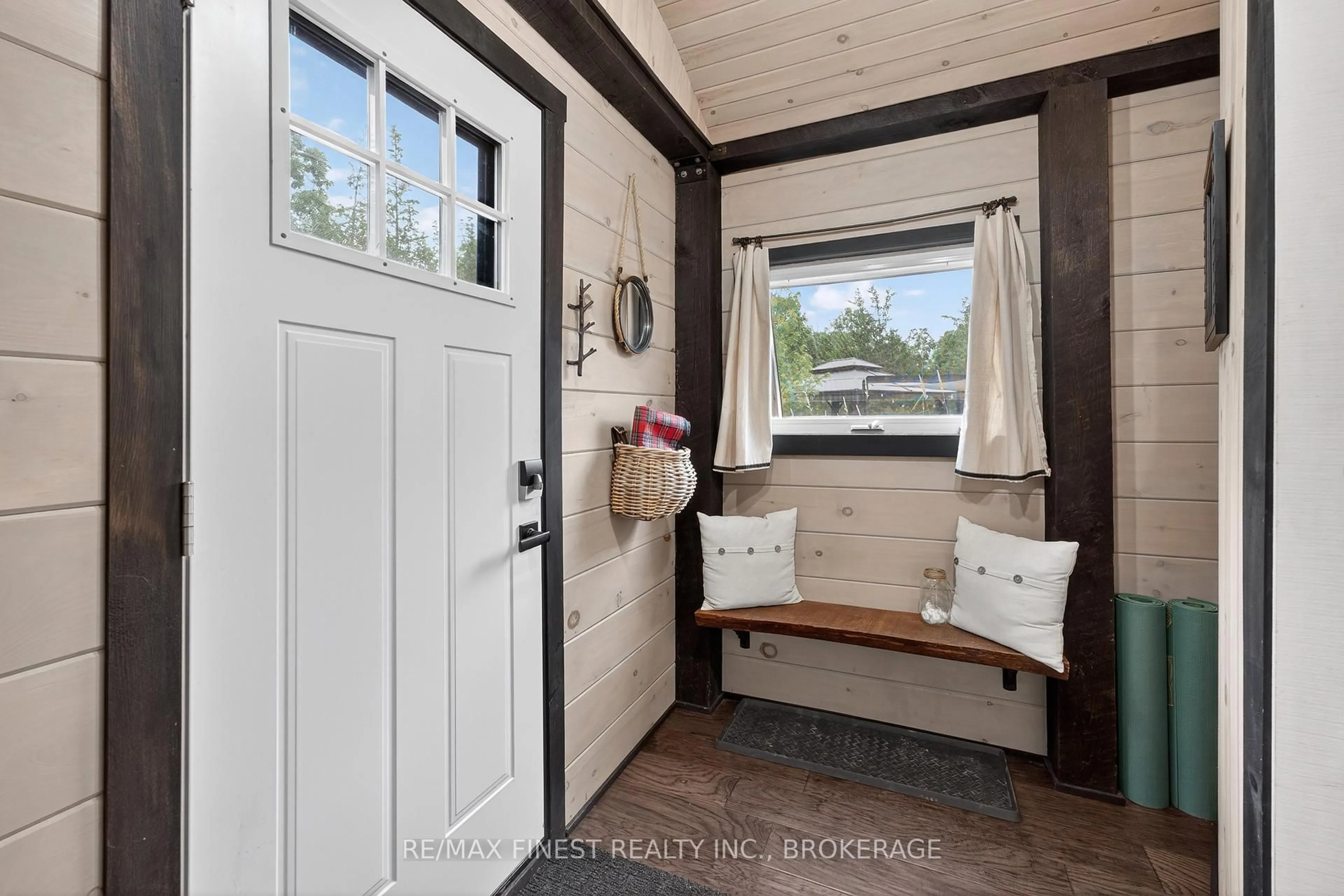 Indoor entryway for 922 Lime Lake Rd, Greater Napanee Ontario K0K 2W0