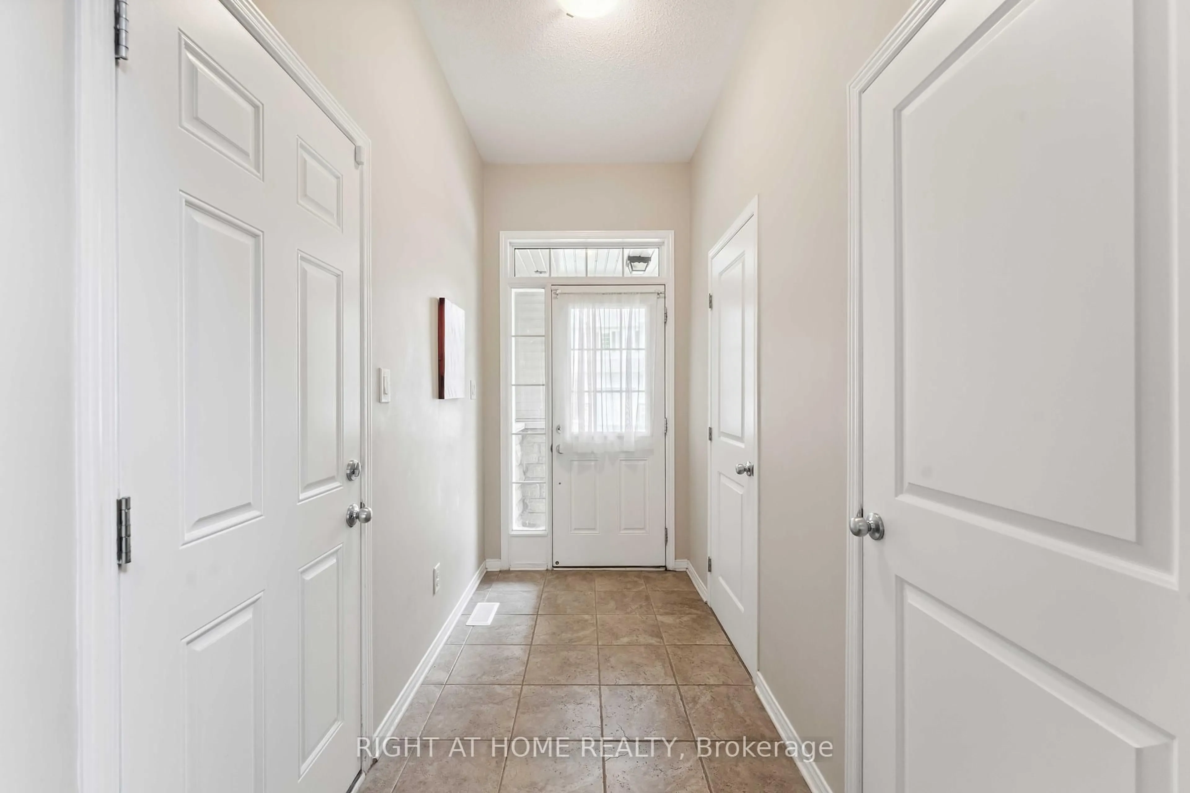 Indoor entryway for 905 Caldermill Private, Ottawa Ontario K2J 0Z8