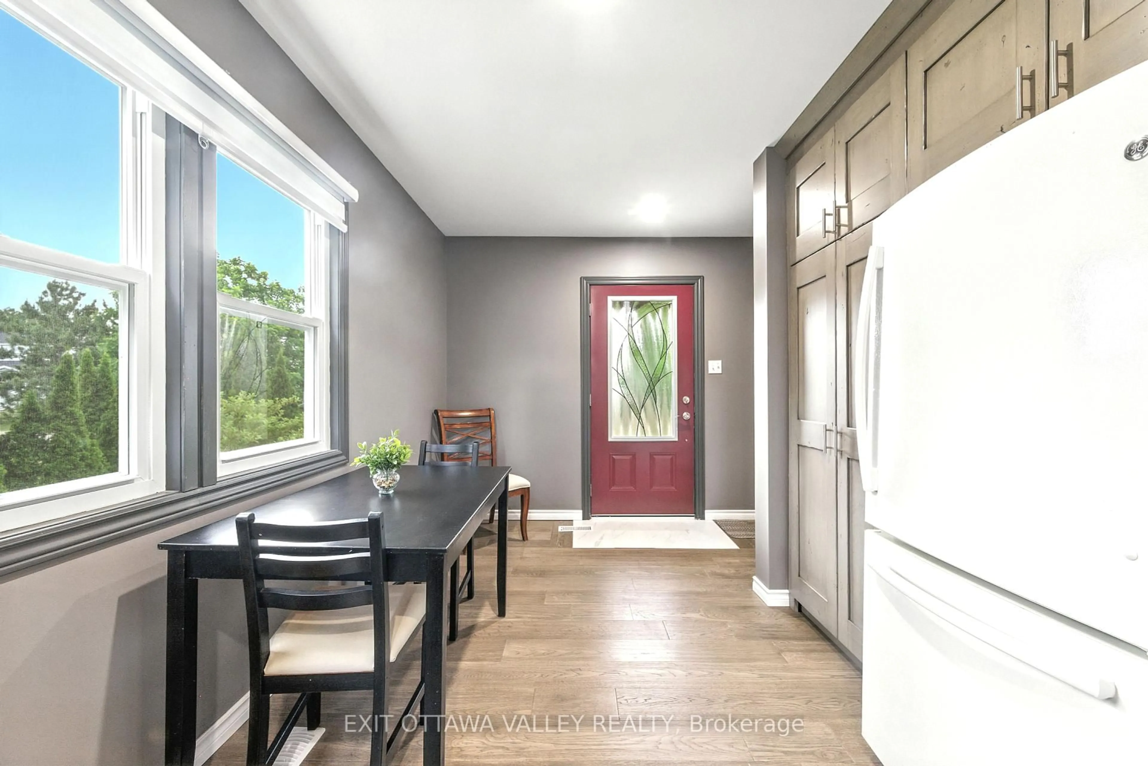 Indoor entryway for 49 Glendale Ave, Deep River Ontario K0J 1P0