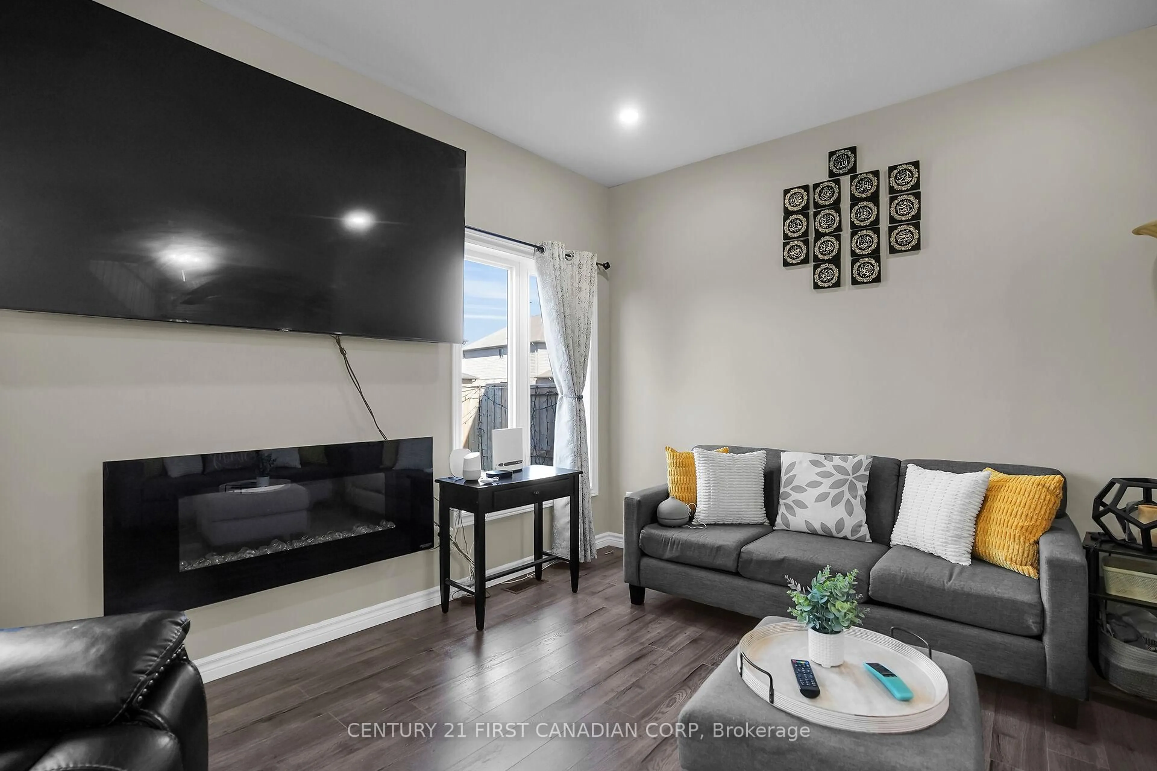 Living room with furniture, unknown for 1249 Sandbar St, London North Ontario N6G 0Y3