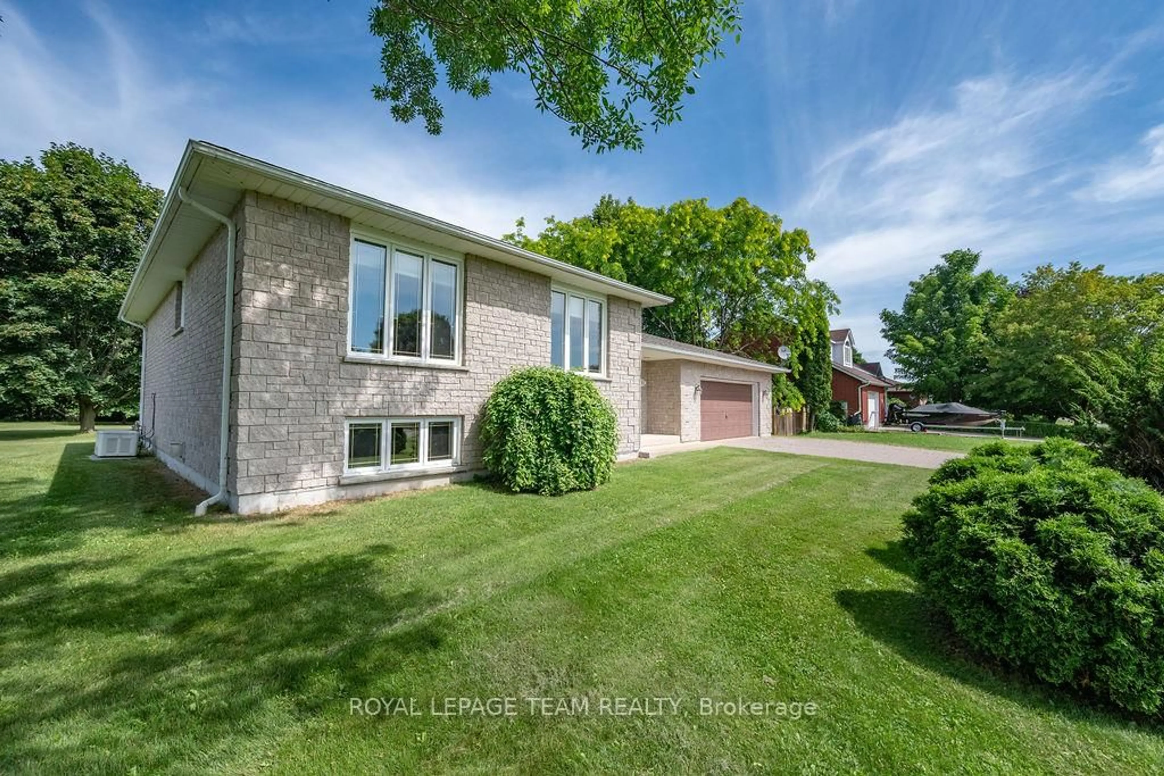 A pic from outside/outdoor area/front of a property/back of a property/a pic from drone, street for 186 Pleasant View Dr, Pembroke Ontario K8B 1B6