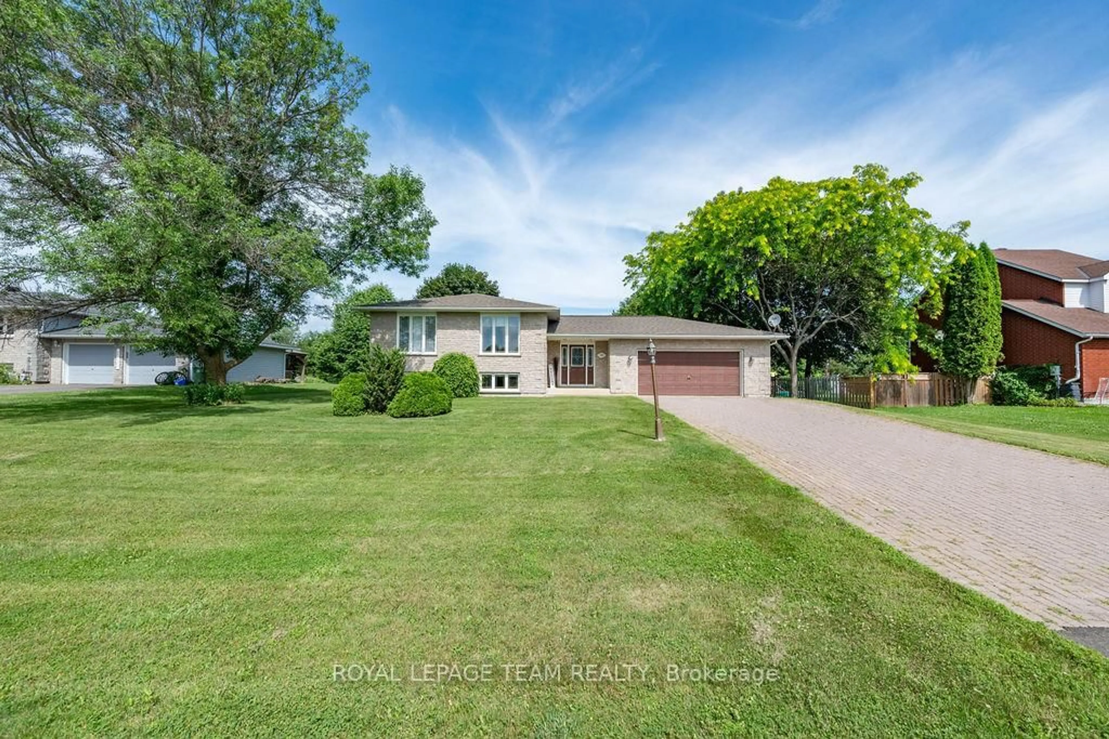 A pic from outside/outdoor area/front of a property/back of a property/a pic from drone, street for 186 Pleasant View Dr, Pembroke Ontario K8B 1B6
