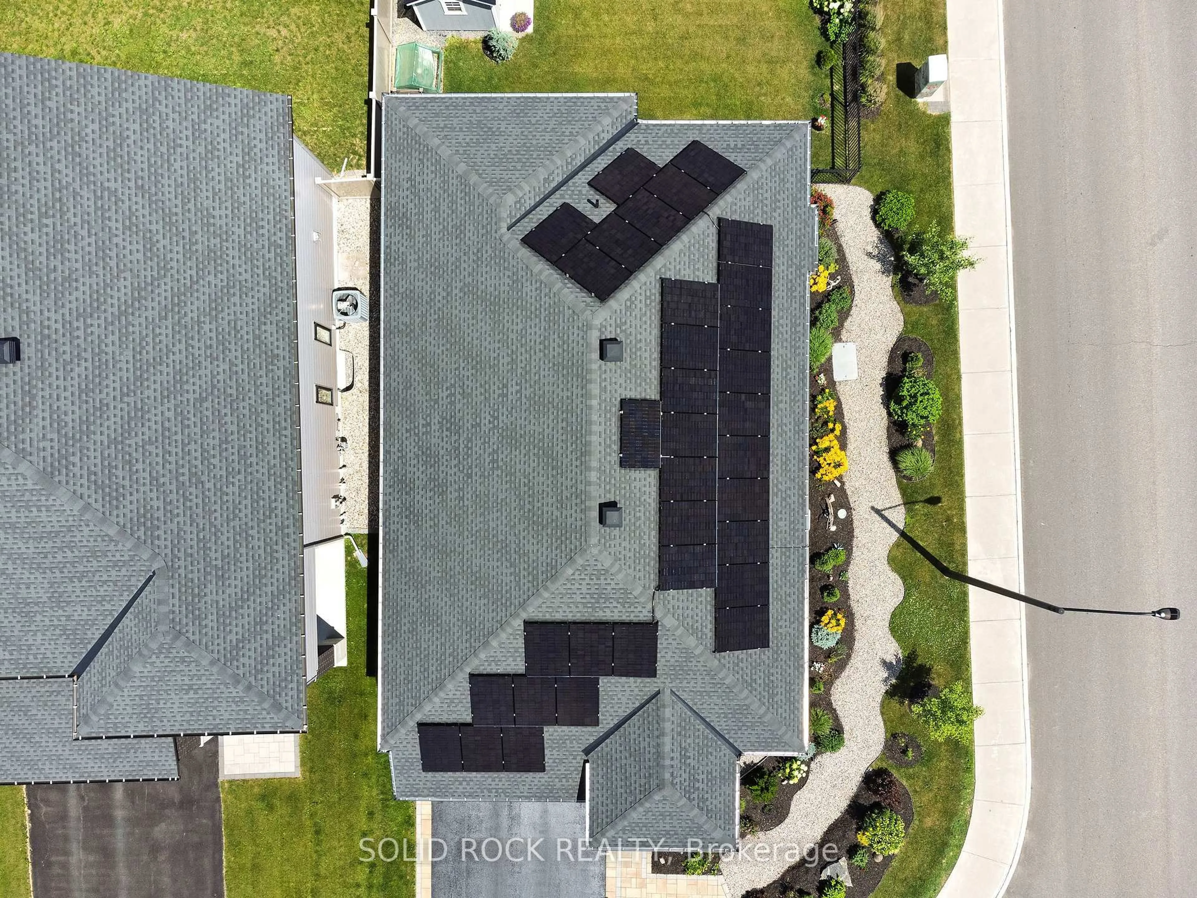 A pic from outside/outdoor area/front of a property/back of a property/a pic from drone, street for 135 Pathfinder Way, Ottawa Ontario K1X 0C9