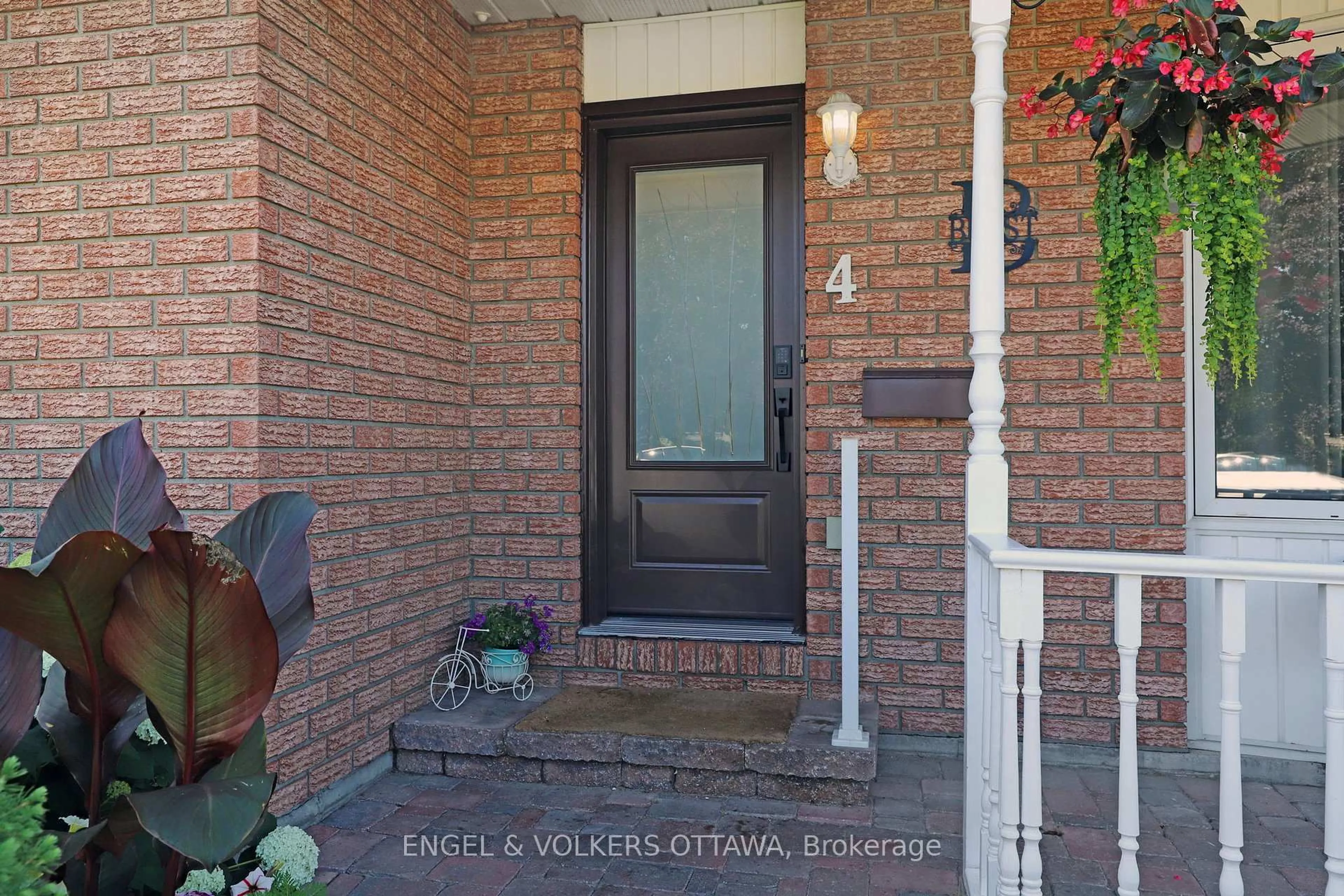 Indoor entryway for 4 Maple Dr, Arnprior Ontario K7S 3V4