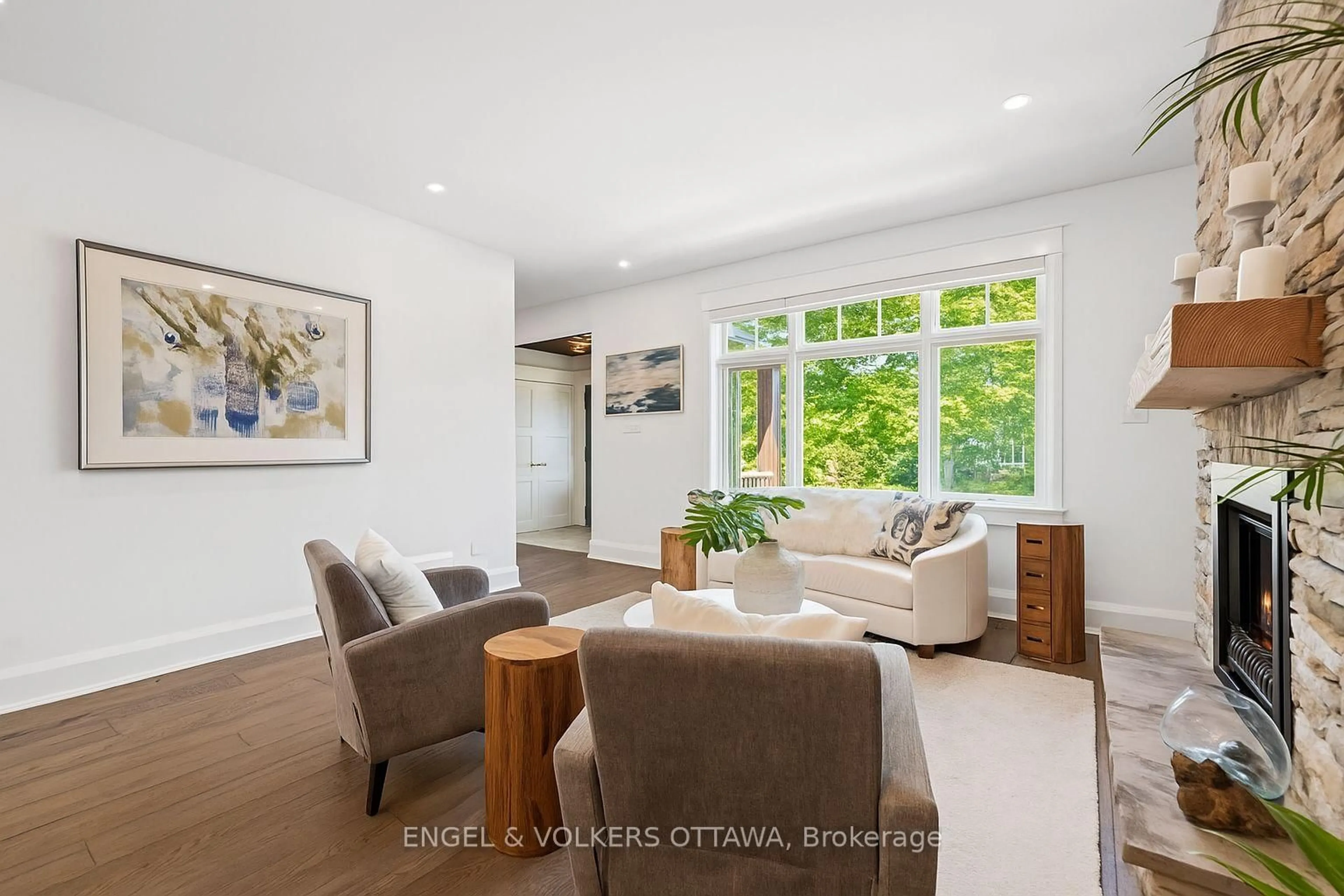 Living room with furniture, unknown for 350 Cunningham Ave, Ottawa Ontario K1H 6B4