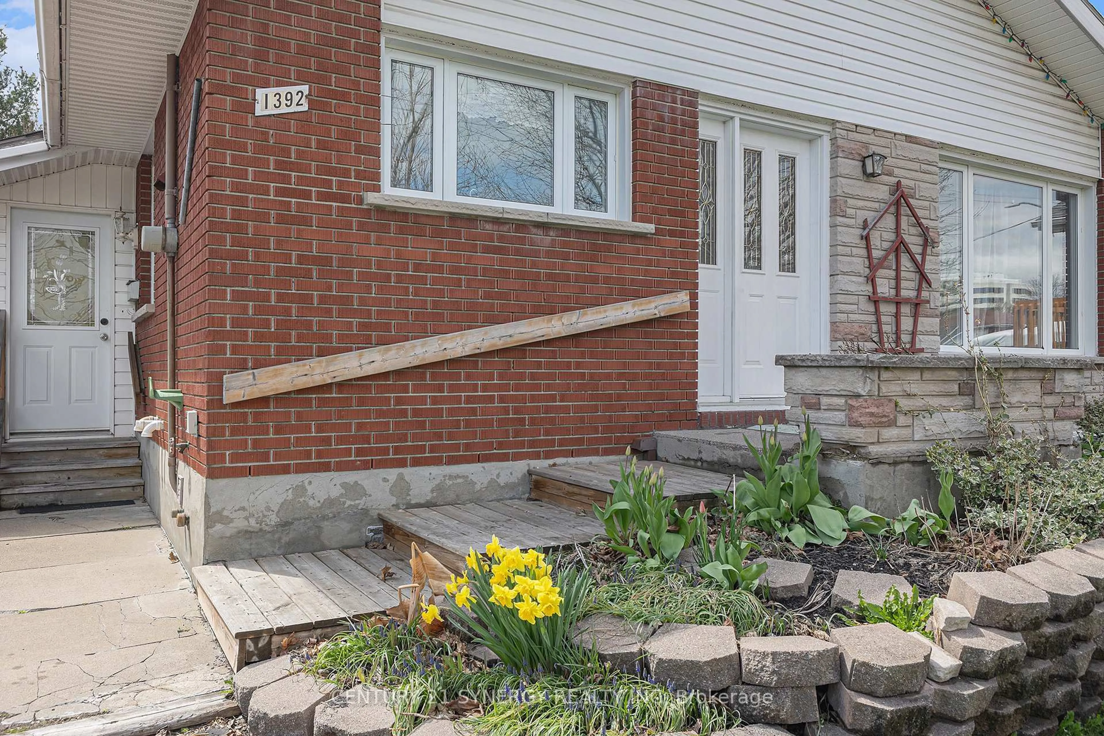 Home with brick exterior material, street for 1392 Aurele St, Ottawa Ontario K1B 3L3