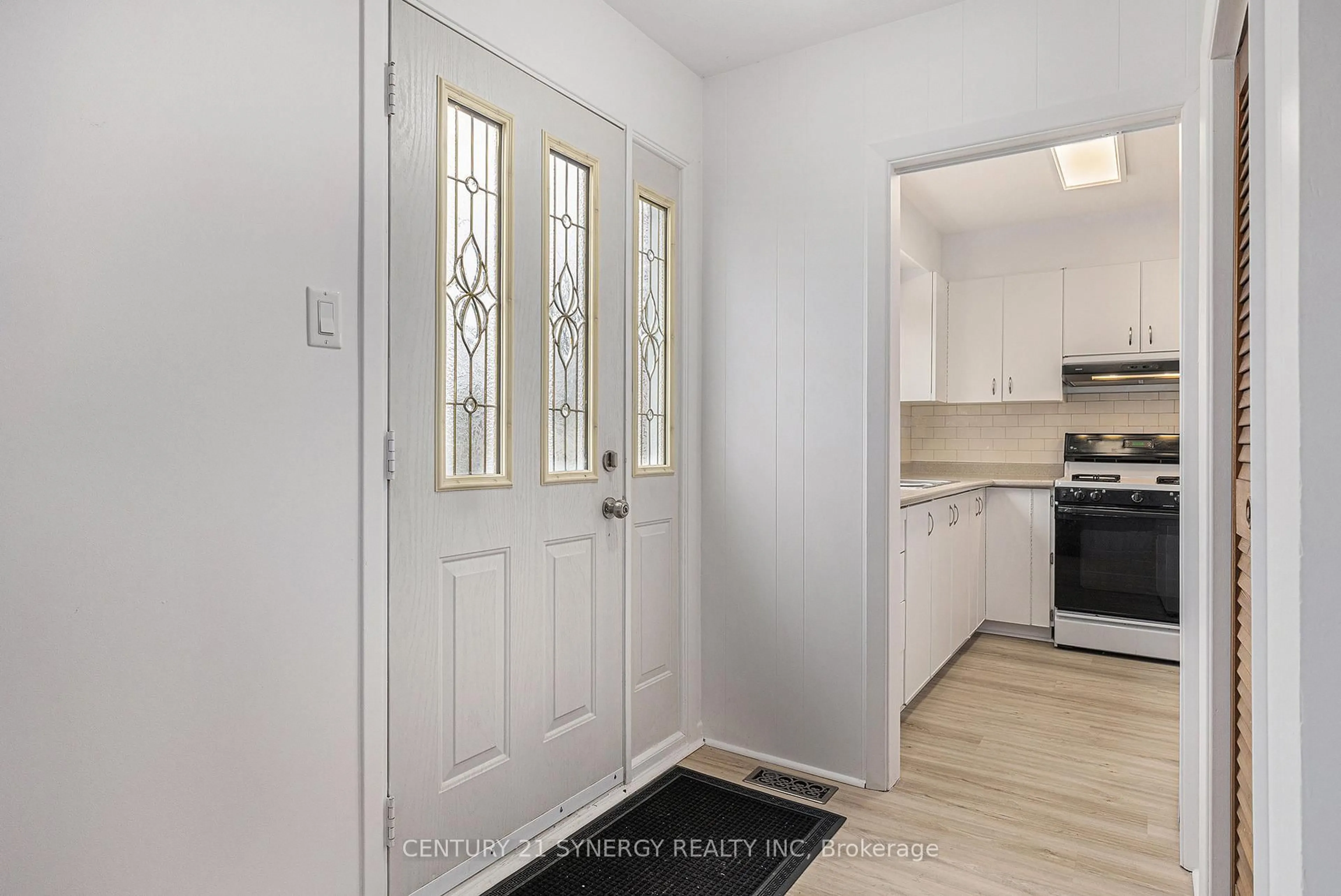 Indoor entryway for 1392 Aurele St, Ottawa Ontario K1B 3L3