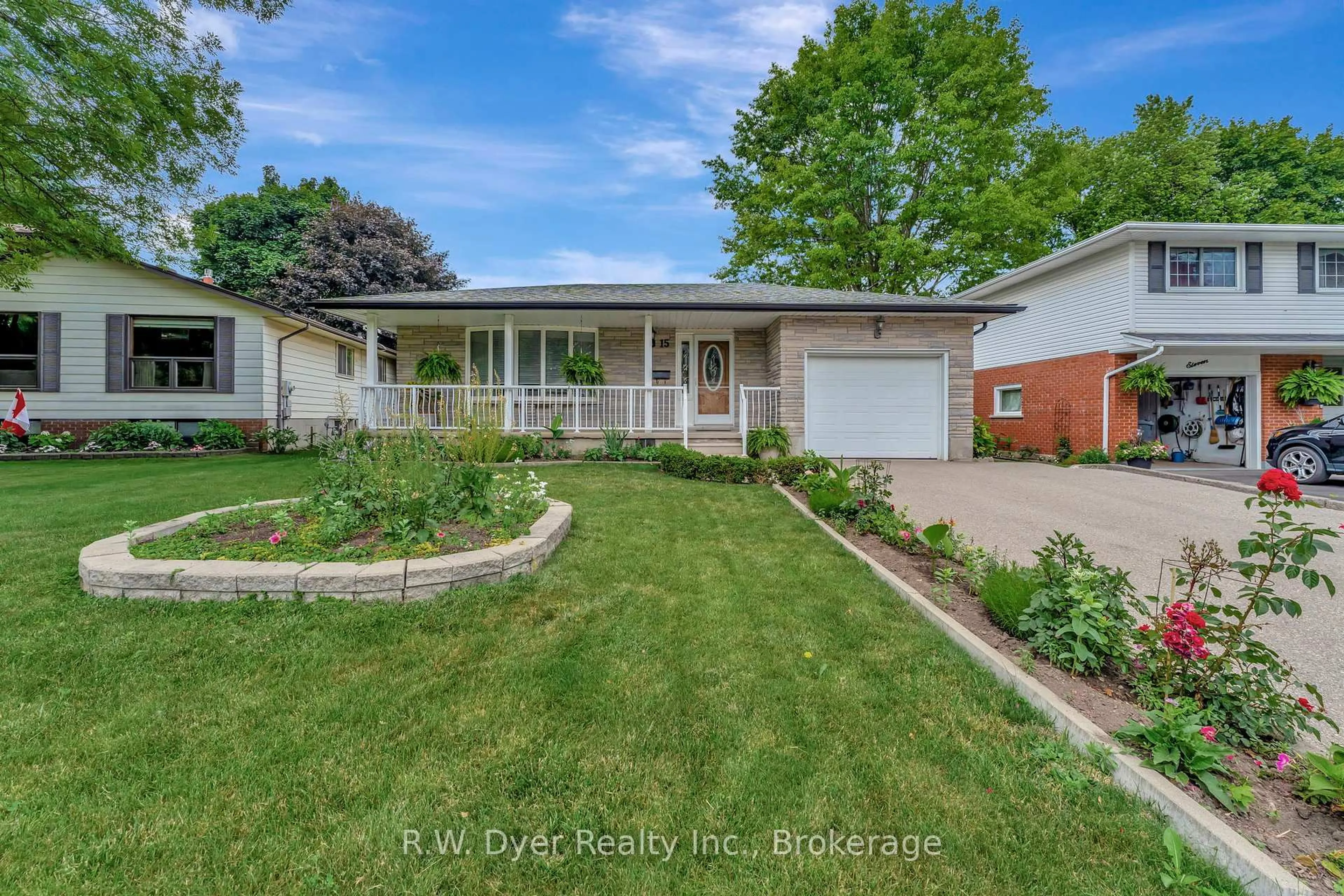 A pic from outside/outdoor area/front of a property/back of a property/a pic from drone, street for 15 Chad Pl, Guelph Ontario N1H 6V4