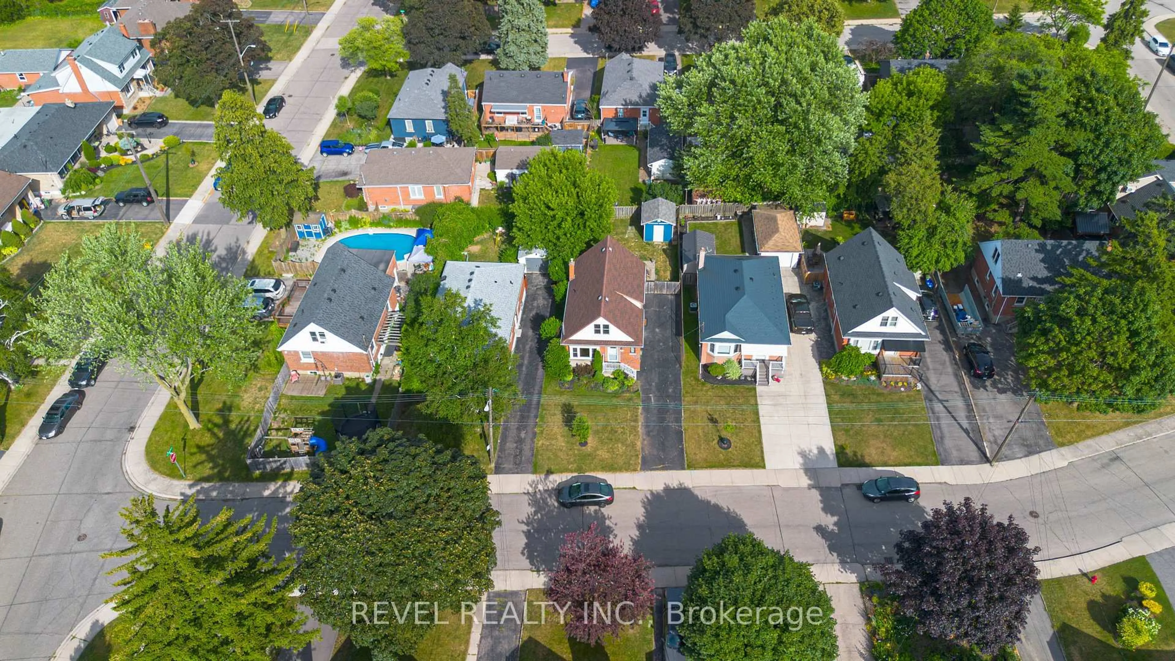 A pic from outside/outdoor area/front of a property/back of a property/a pic from drone, street for 9 East 41st St, Hamilton Ontario L8T 2Z3