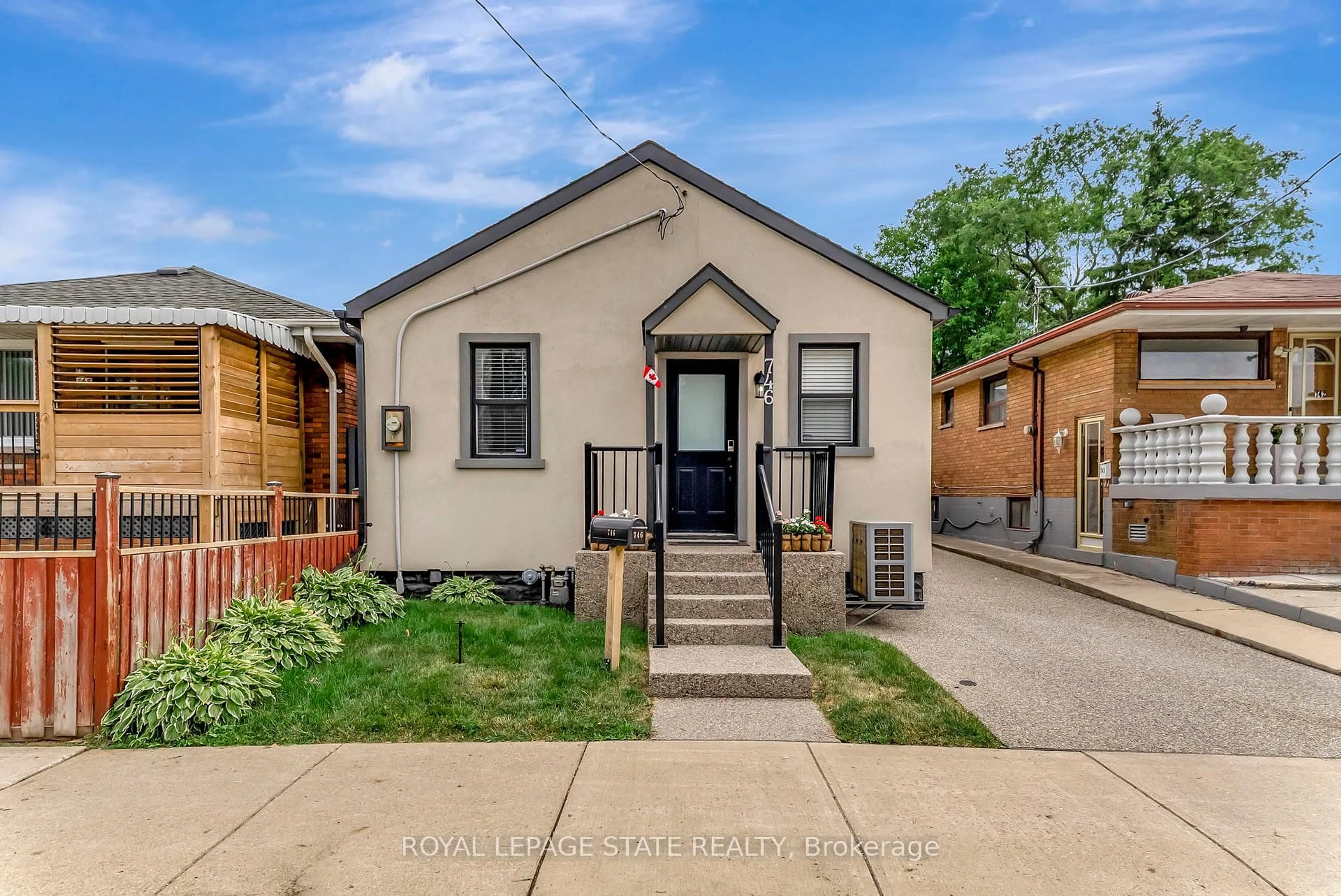 Home with brick exterior material, street for 746 Roxborough Ave, Hamilton Ontario L8H 1S7