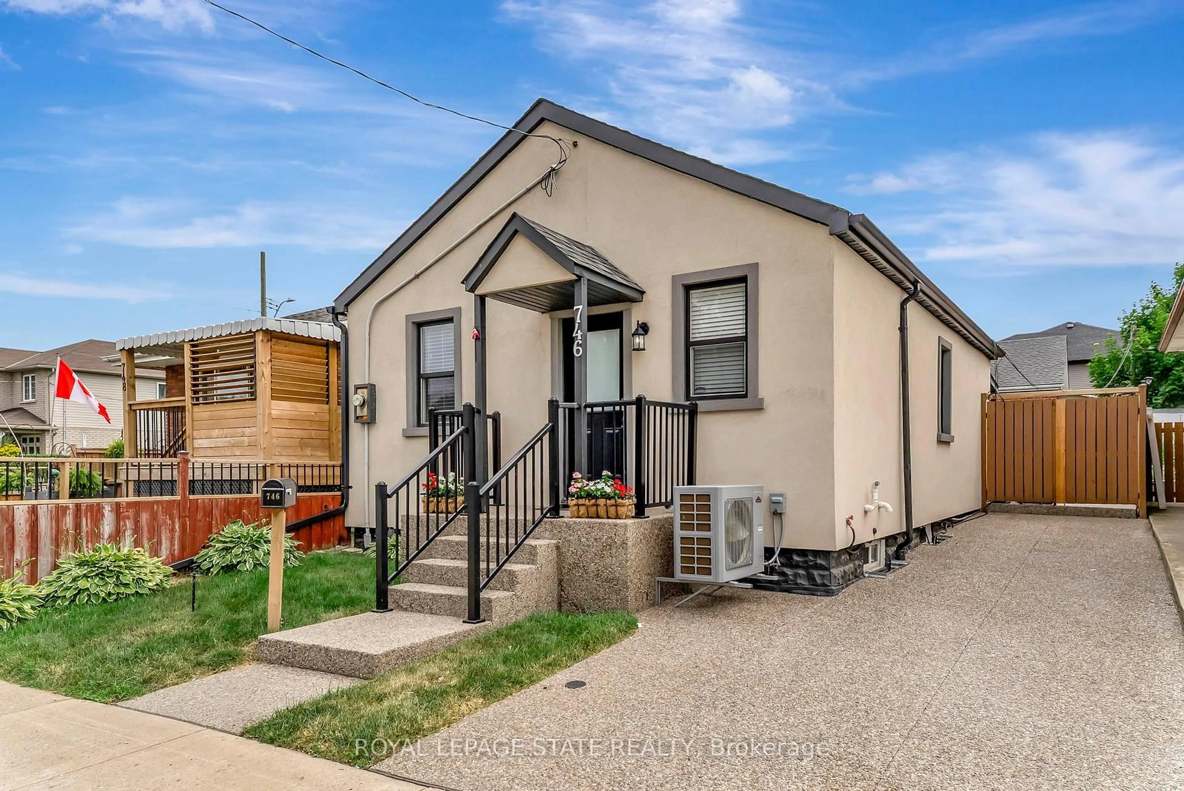 Home with vinyl exterior material, street for 746 Roxborough Ave, Hamilton Ontario L8H 1S7