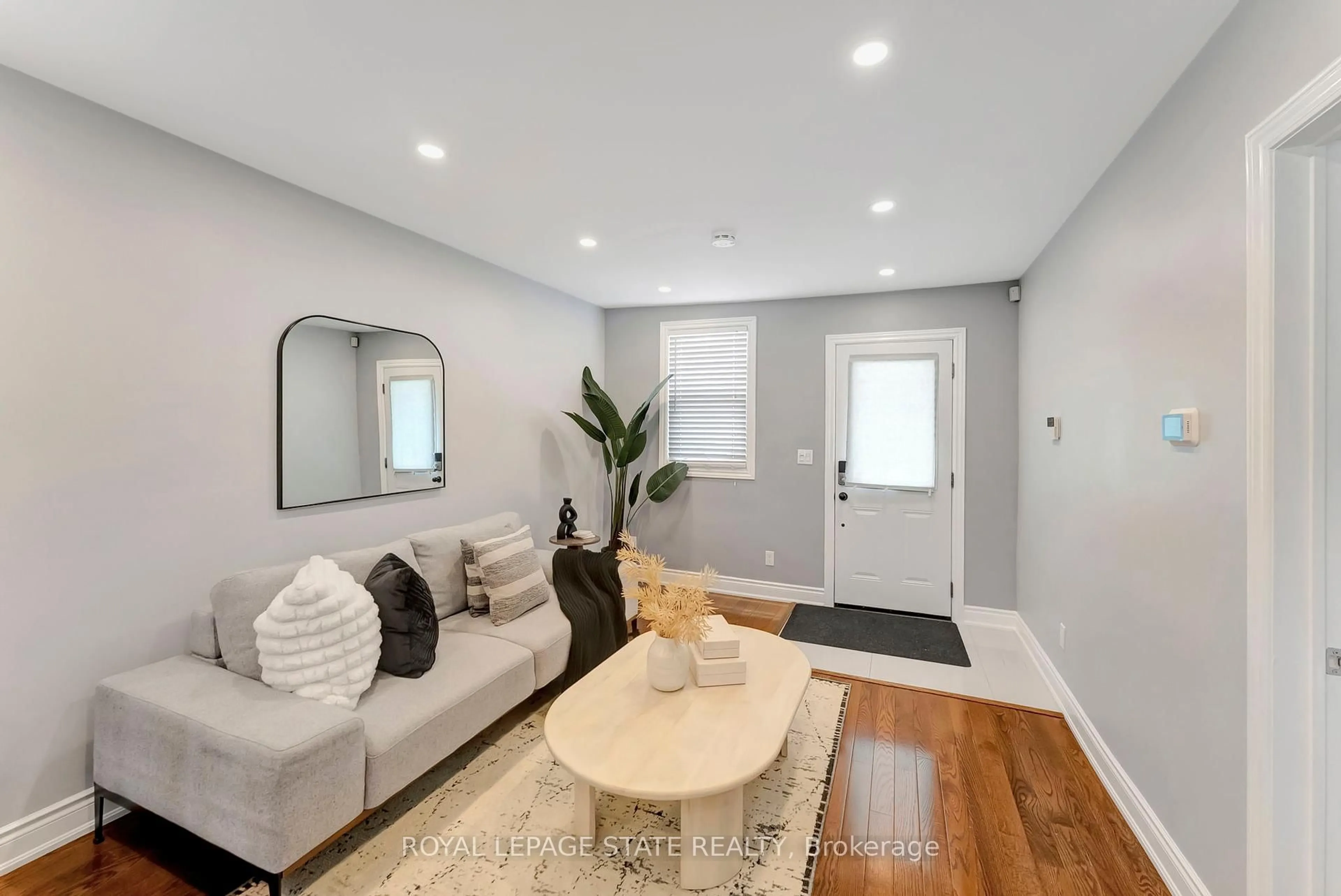 Living room with furniture, unknown for 746 Roxborough Ave, Hamilton Ontario L8H 1S7