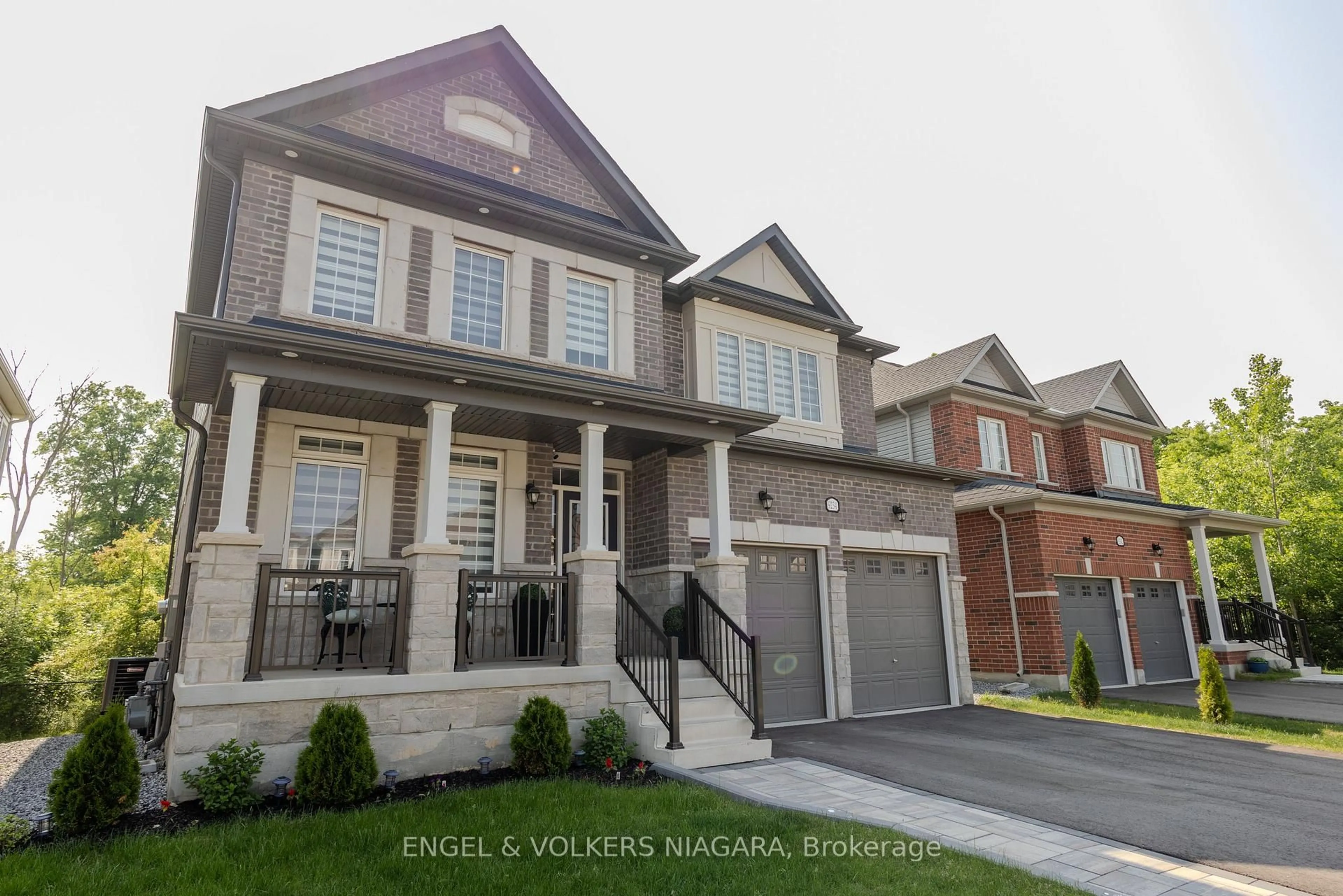 Home with brick exterior material, street for 9234 White Oak Ave, Niagara Falls Ontario L2G 3P6