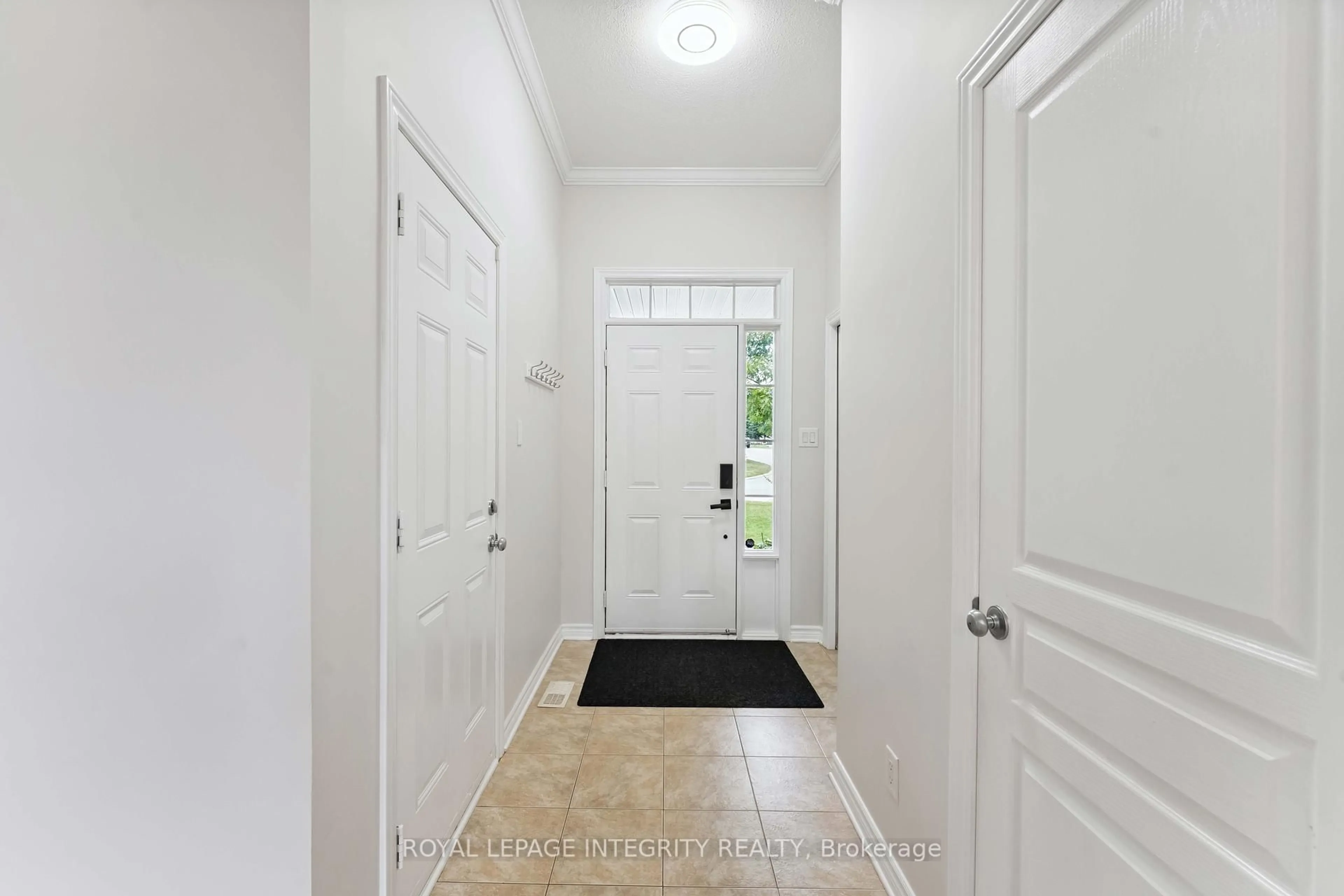 Indoor entryway for 200 Badgeley Ave, Ottawa Ontario K2T 0A4