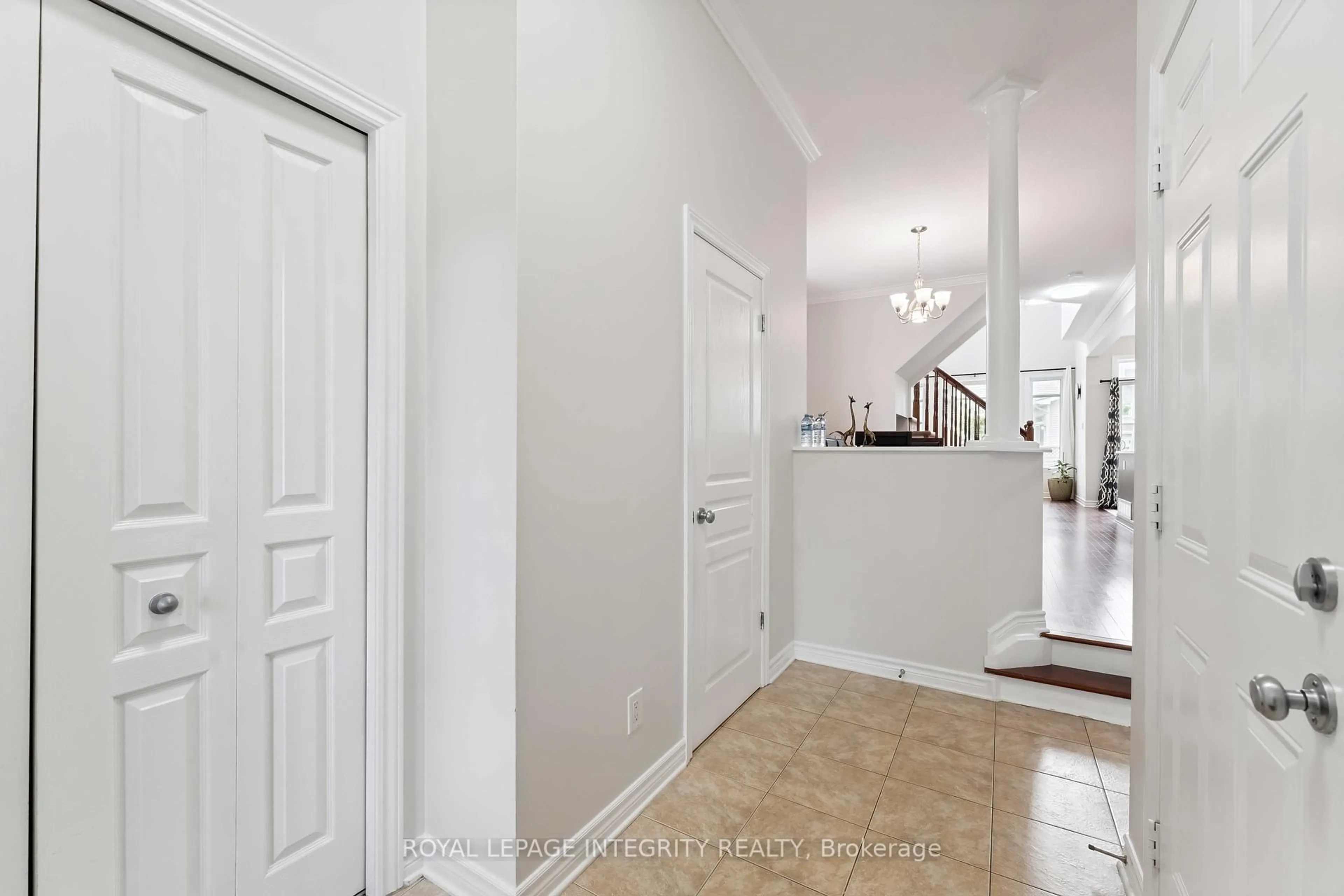 Indoor entryway for 200 Badgeley Ave, Ottawa Ontario K2T 0A4