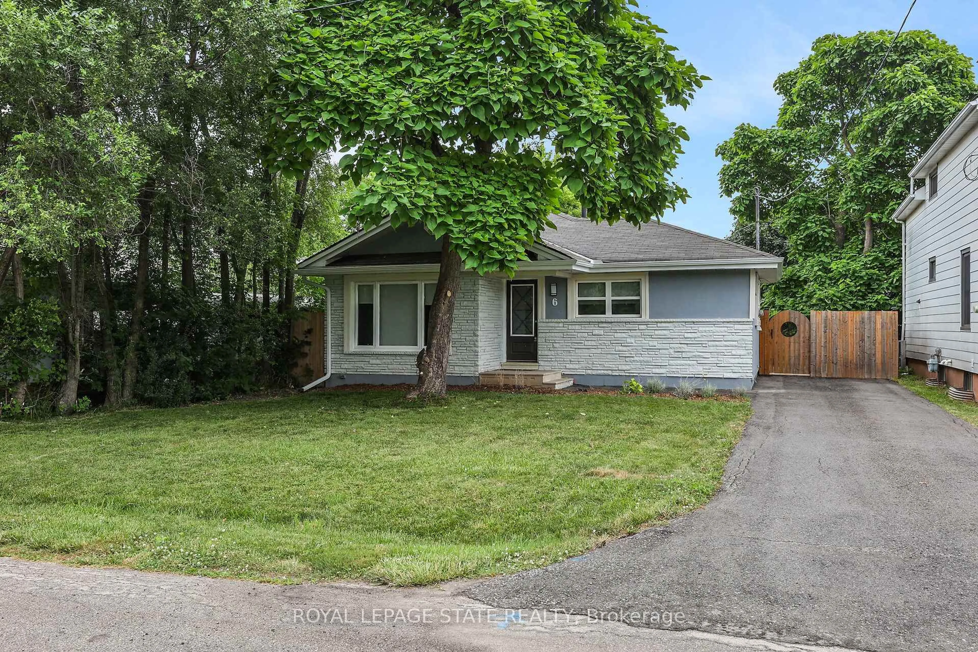 Home with vinyl exterior material, street for 6 Lincoln Ave, Grimsby Ontario L3M 1Y4