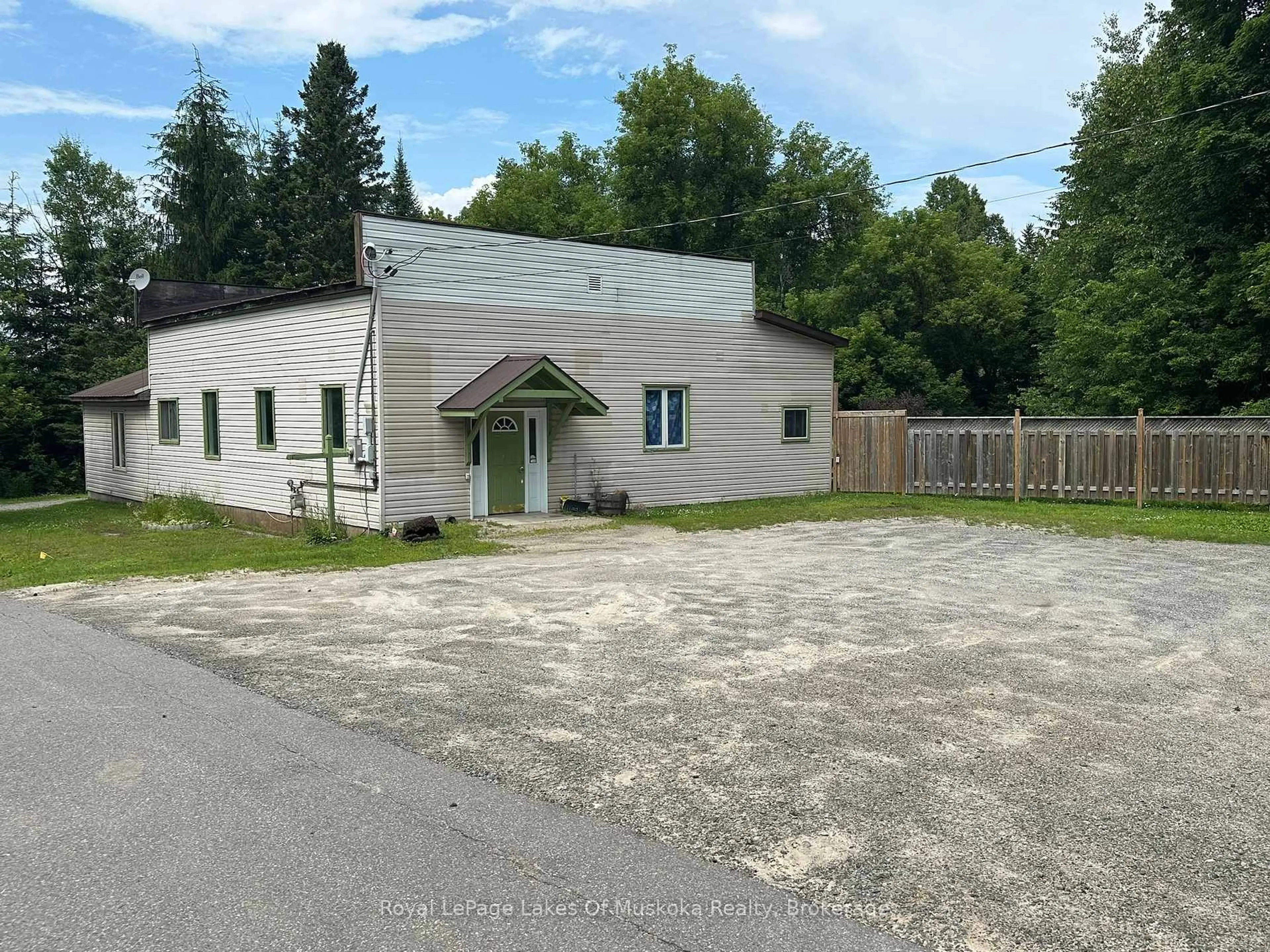 A pic from outside/outdoor area/front of a property/back of a property/a pic from drone, building for 76 Ontario St, Burk's Falls Ontario P0A 1C0