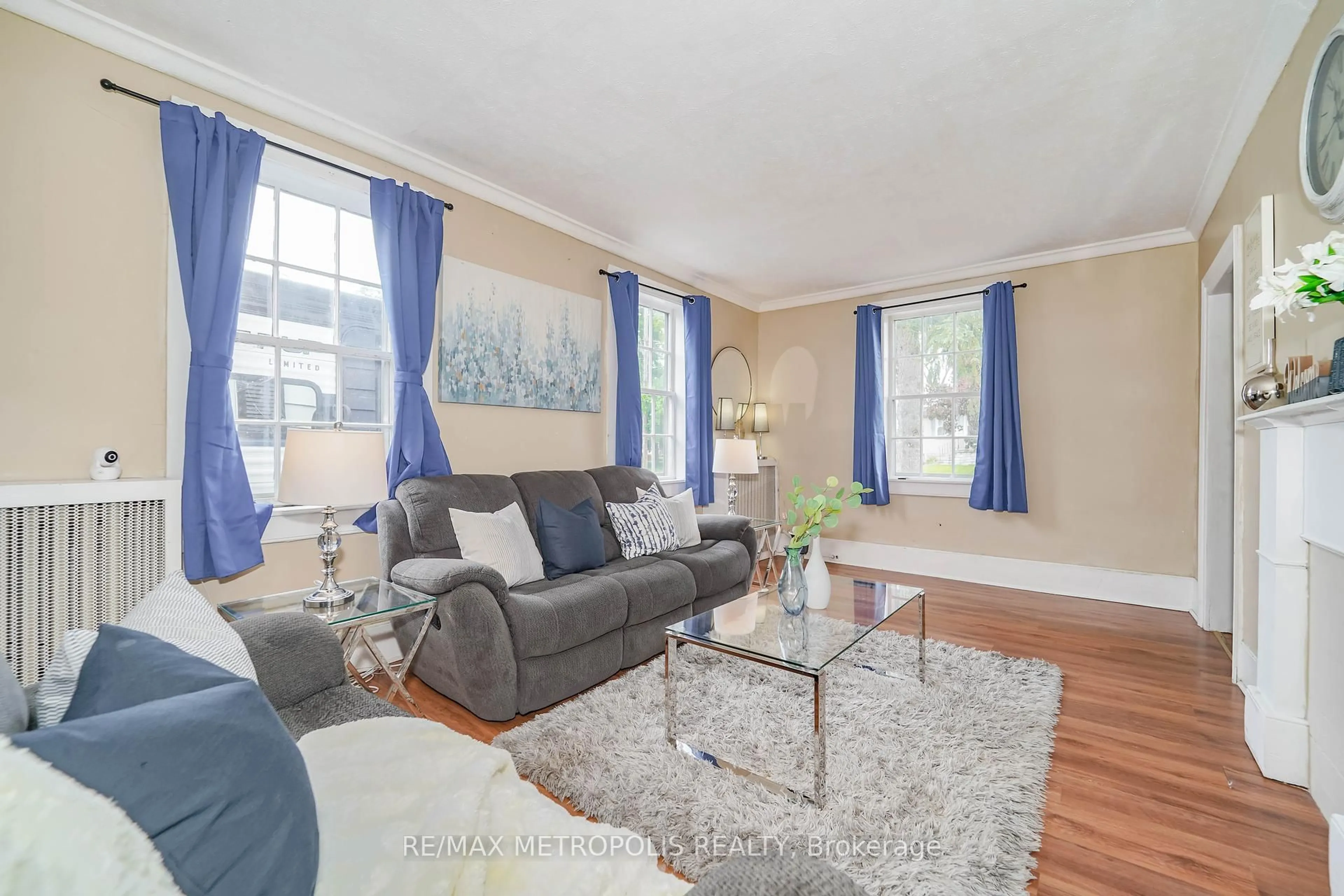 Living room with furniture, unknown for 29 George St, Kawartha Lakes Ontario K9V 1W4