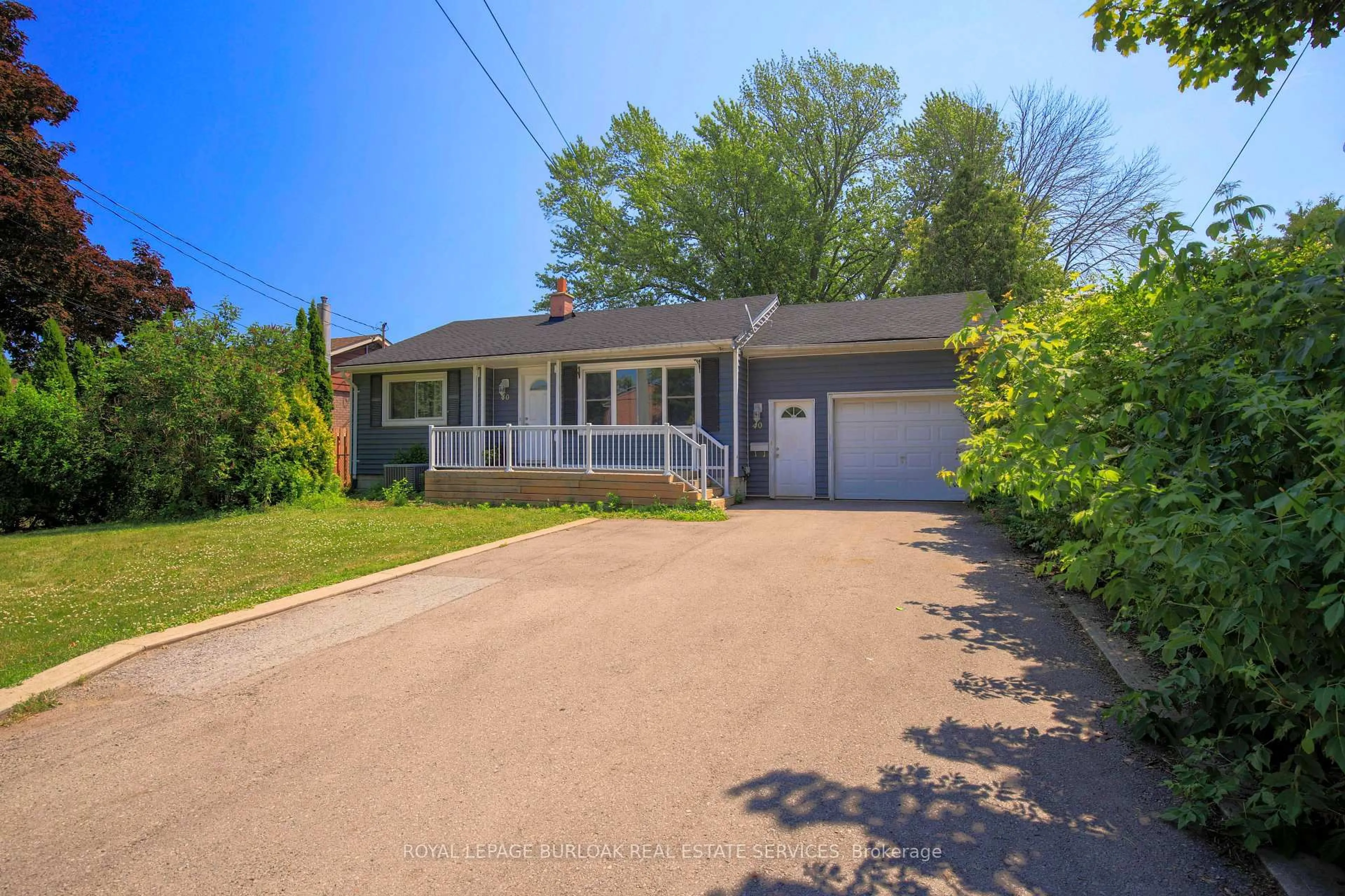 A pic from outside/outdoor area/front of a property/back of a property/a pic from drone, street for 40 Kerman Ave, Grimsby Ontario L3M 3W5