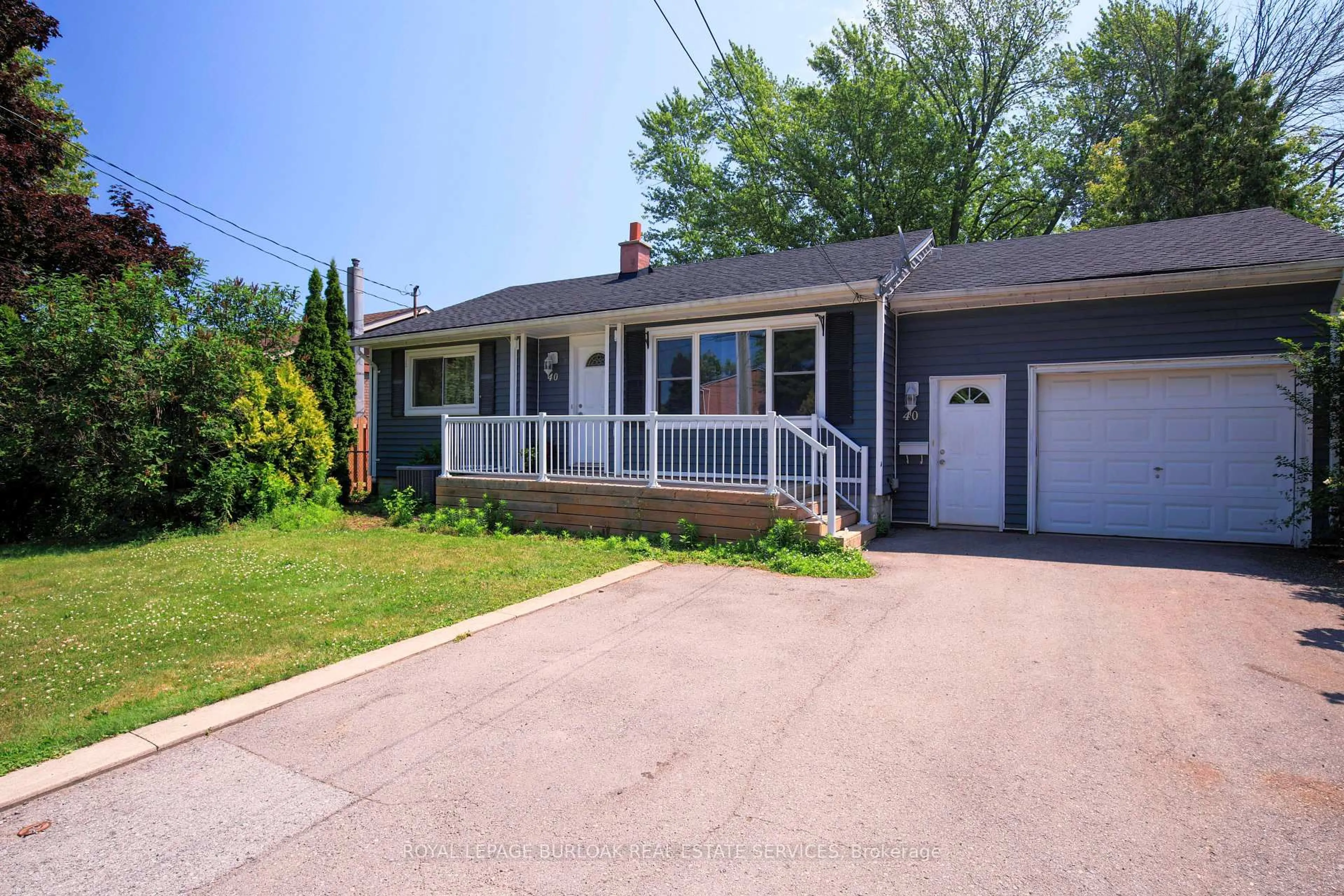 Home with vinyl exterior material, street for 40 Kerman Ave, Grimsby Ontario L3M 3W5