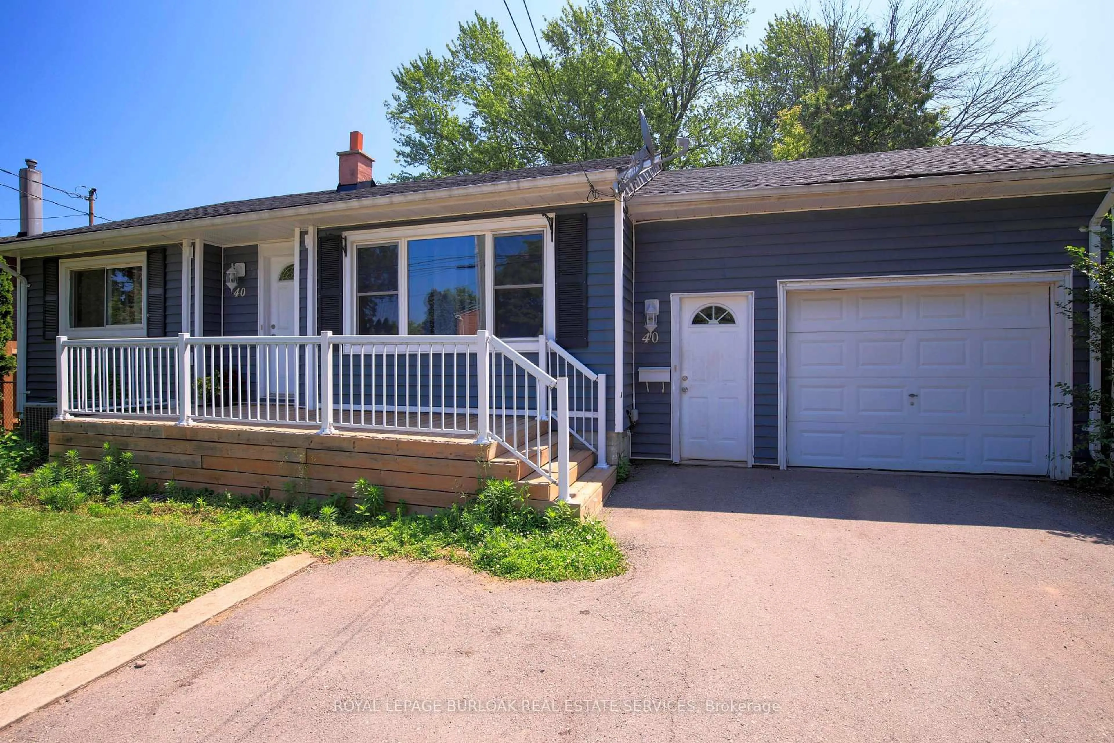 Home with vinyl exterior material, street for 40 Kerman Ave, Grimsby Ontario L3M 3W5