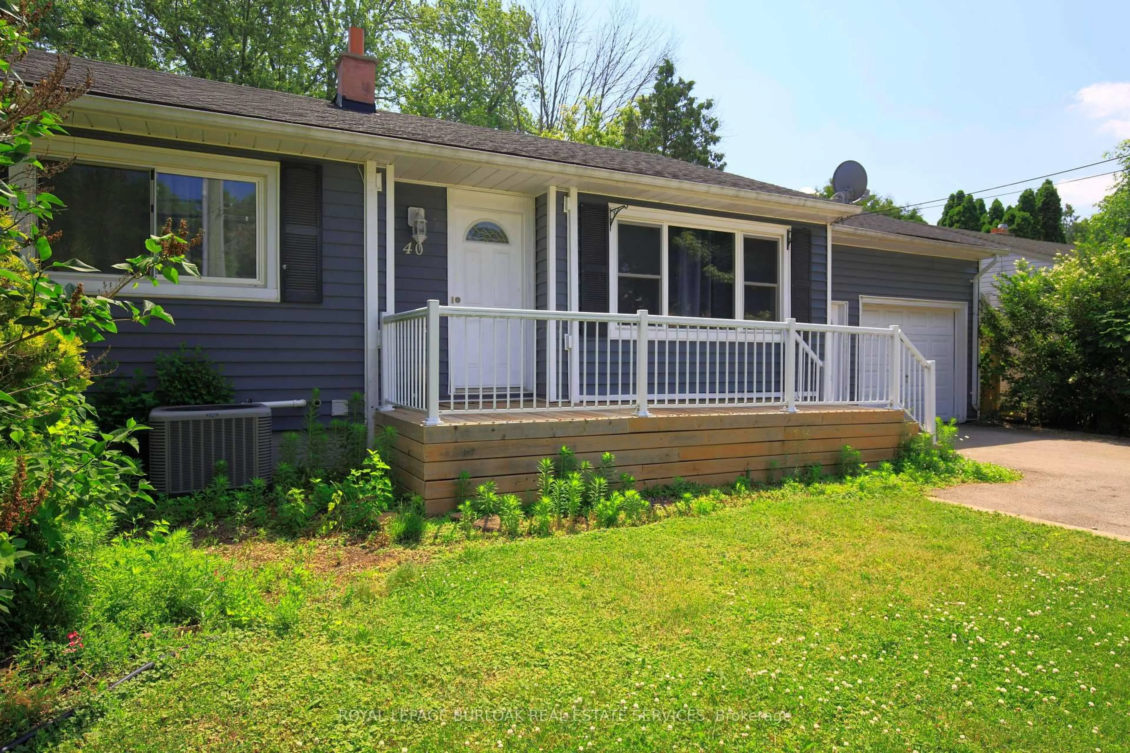 Home with vinyl exterior material, street for 40 Kerman Ave, Grimsby Ontario L3M 3W5