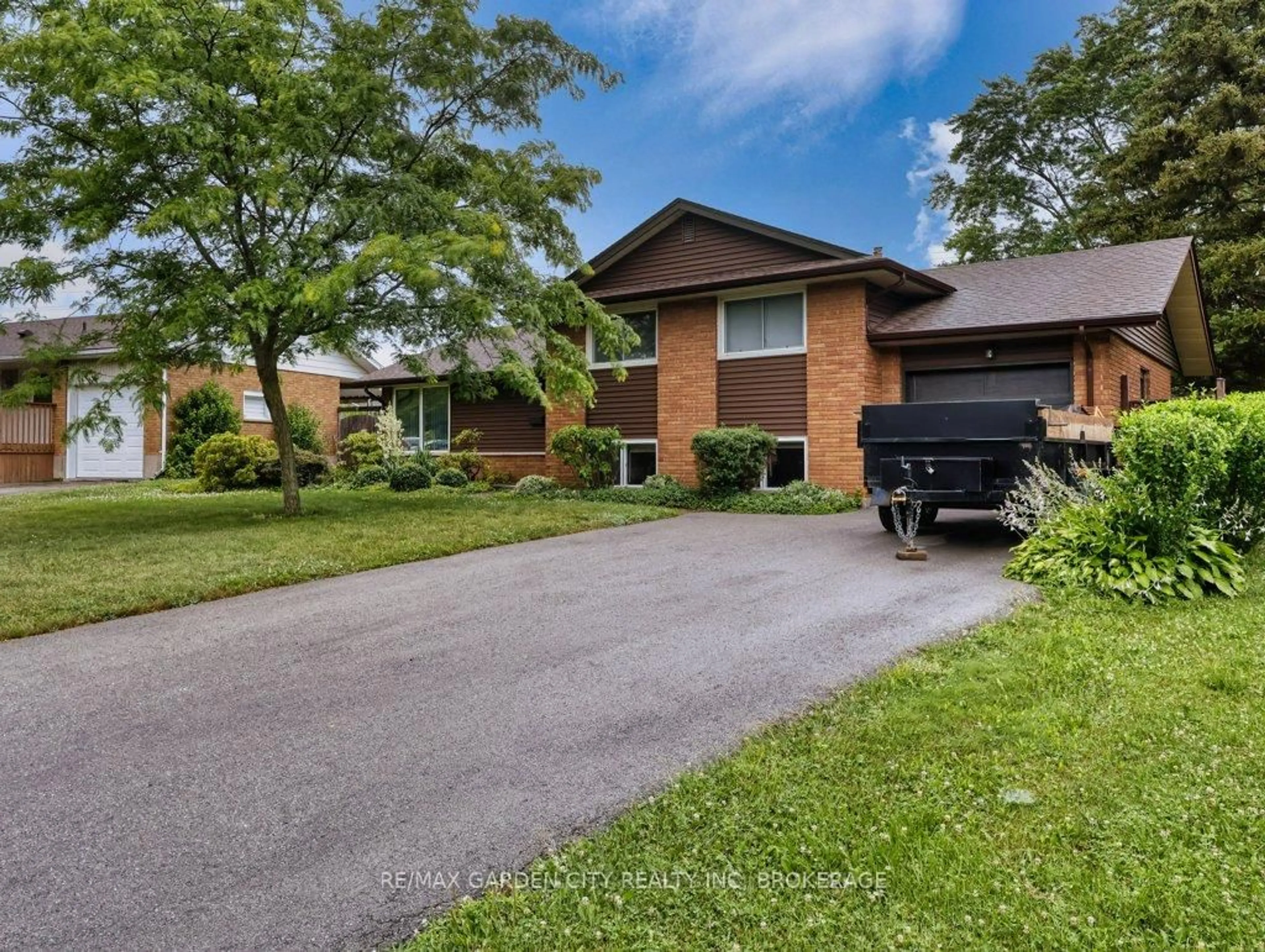 Home with brick exterior material, street for 20 Westdale Dr, Welland Ontario L3C 2S2