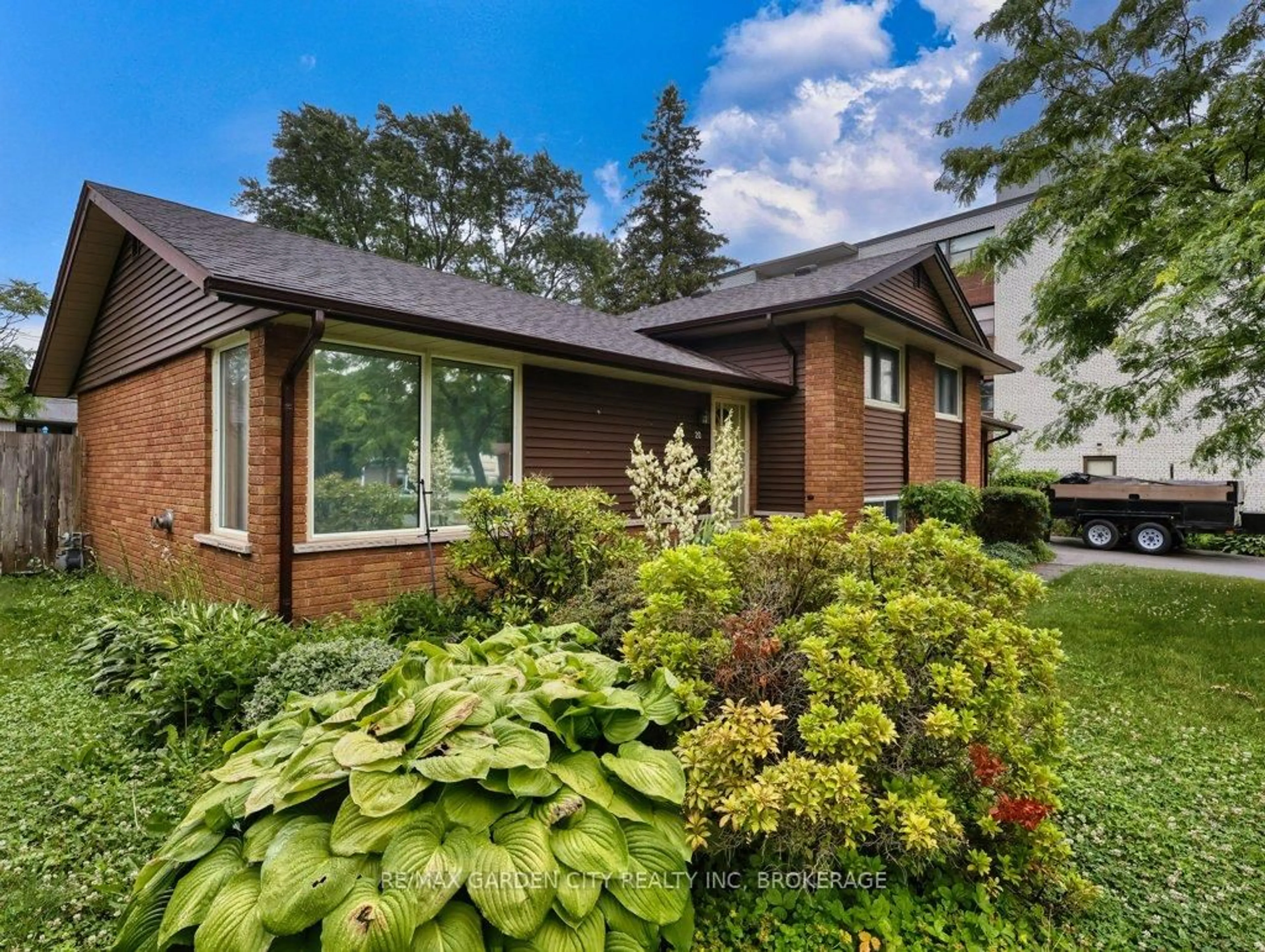 Home with brick exterior material, unknown for 20 Westdale Dr, Welland Ontario L3C 2S2