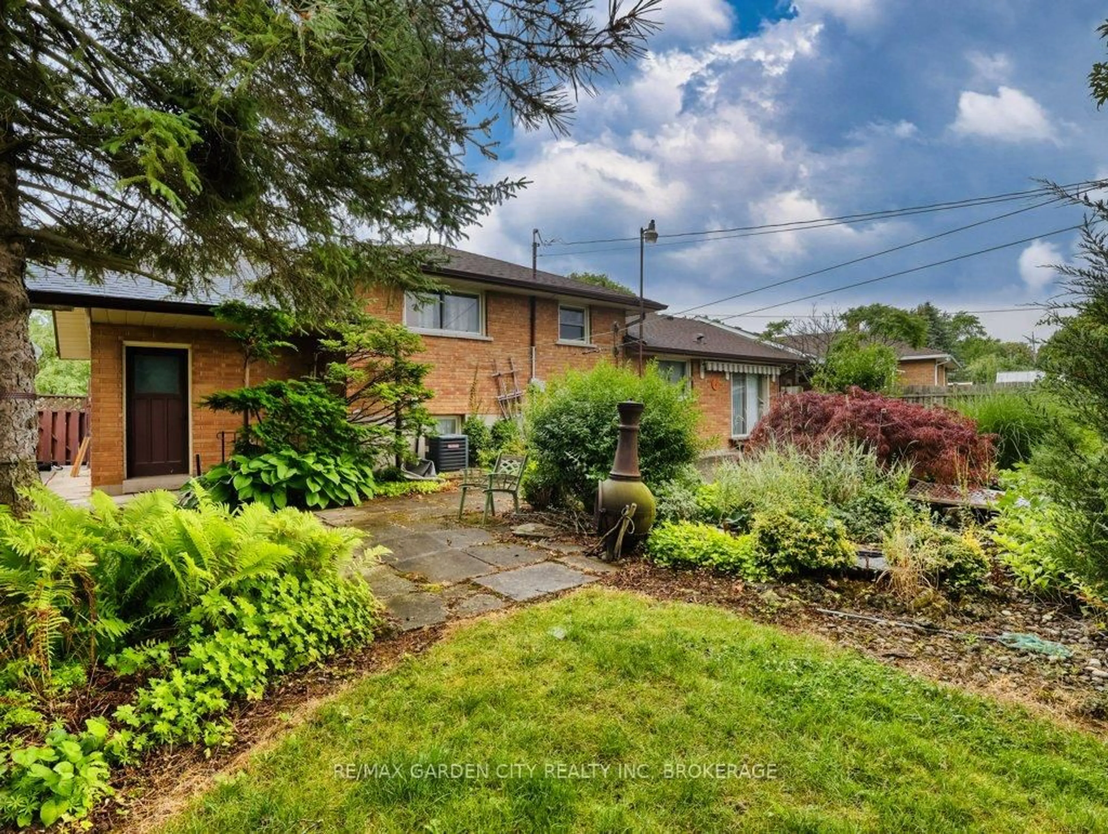 A pic from outside/outdoor area/front of a property/back of a property/a pic from drone, street for 20 Westdale Dr, Welland Ontario L3C 2S2