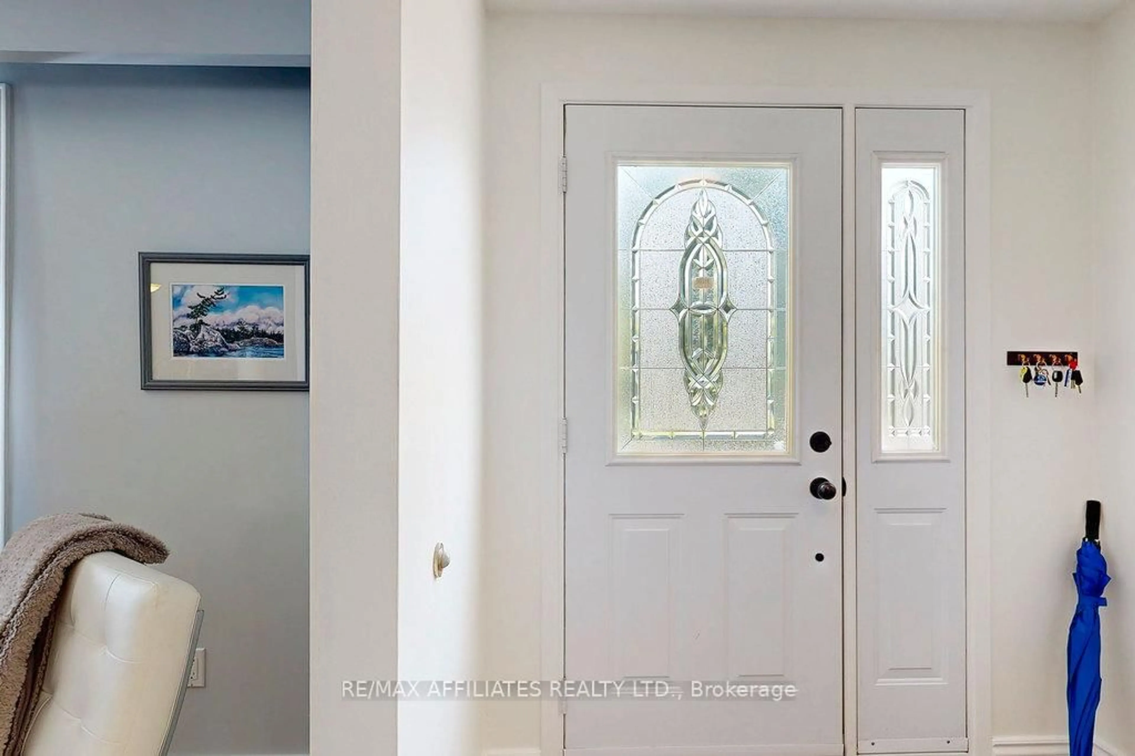 Indoor entryway for 22 RED MAPLE Cres, Ottawa Ontario K1B 3Z4