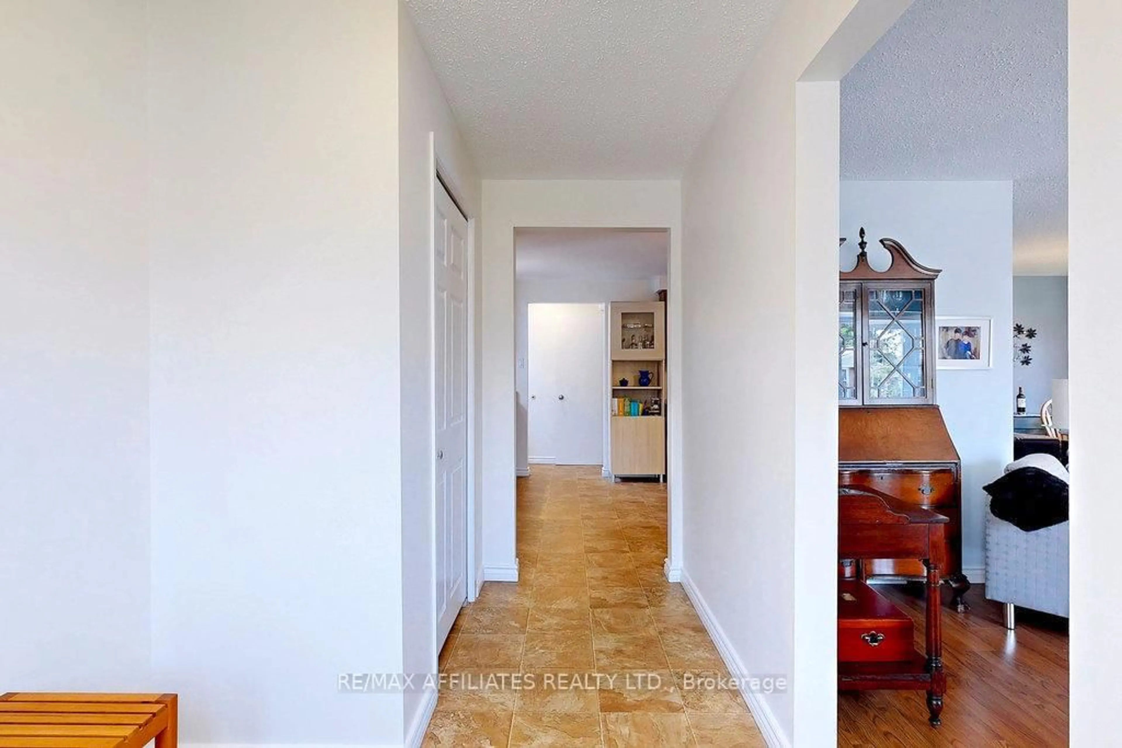 Indoor entryway for 22 RED MAPLE Cres, Ottawa Ontario K1B 3Z4