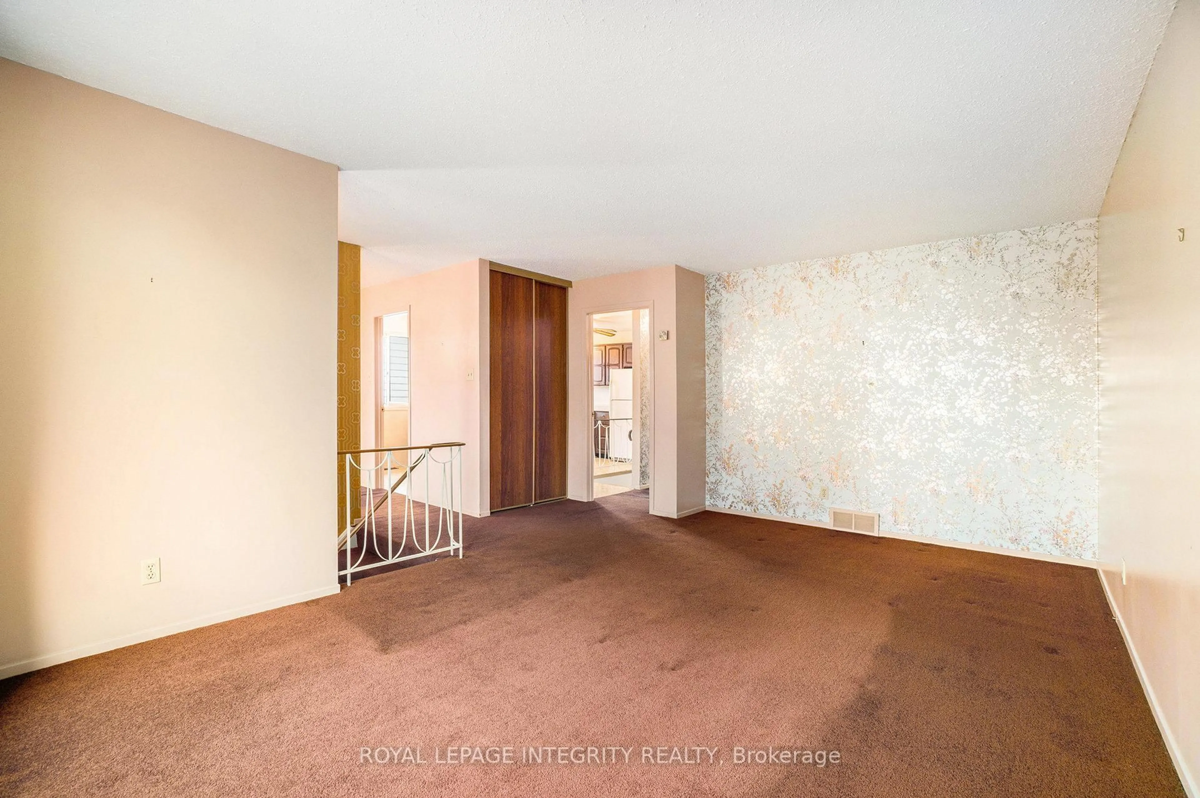 Indoor foyer for 20 Bentworth Cres, Ottawa Ontario K2G 3X2