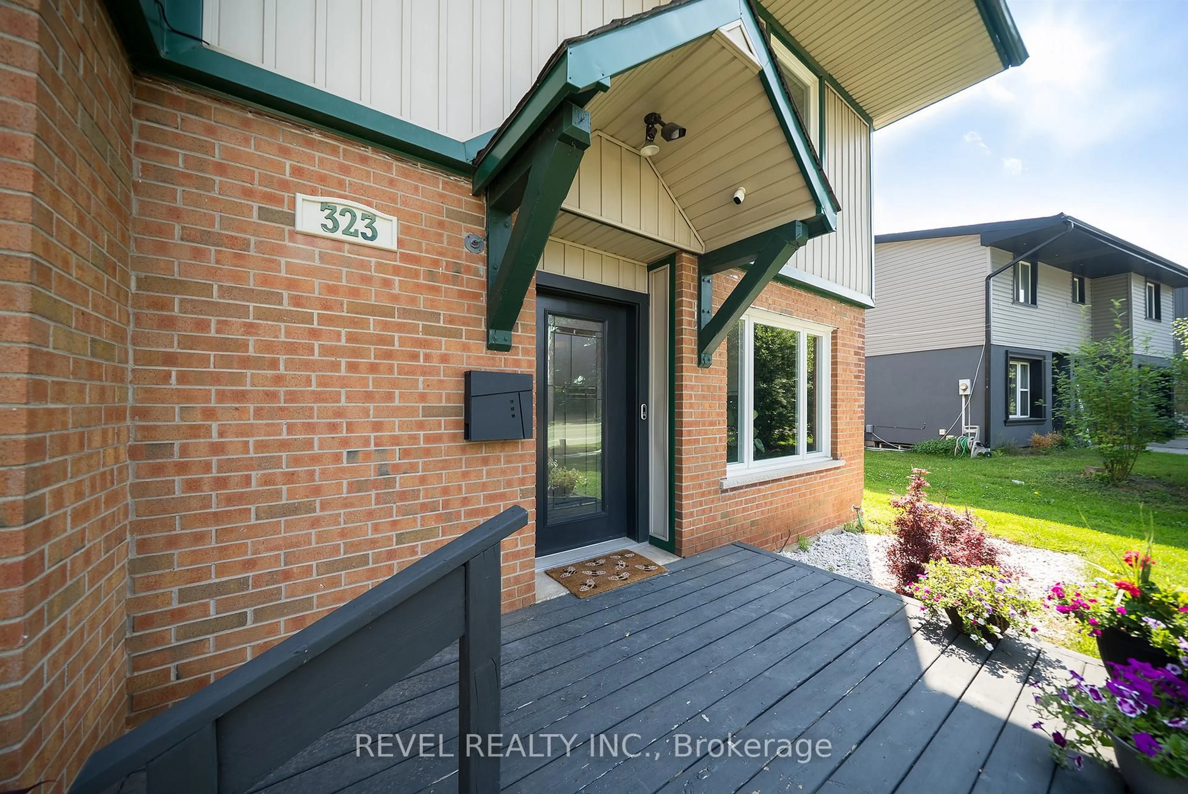 Indoor entryway for 323 Brantwood Park Rd, Brantford Ontario N3P 1G7