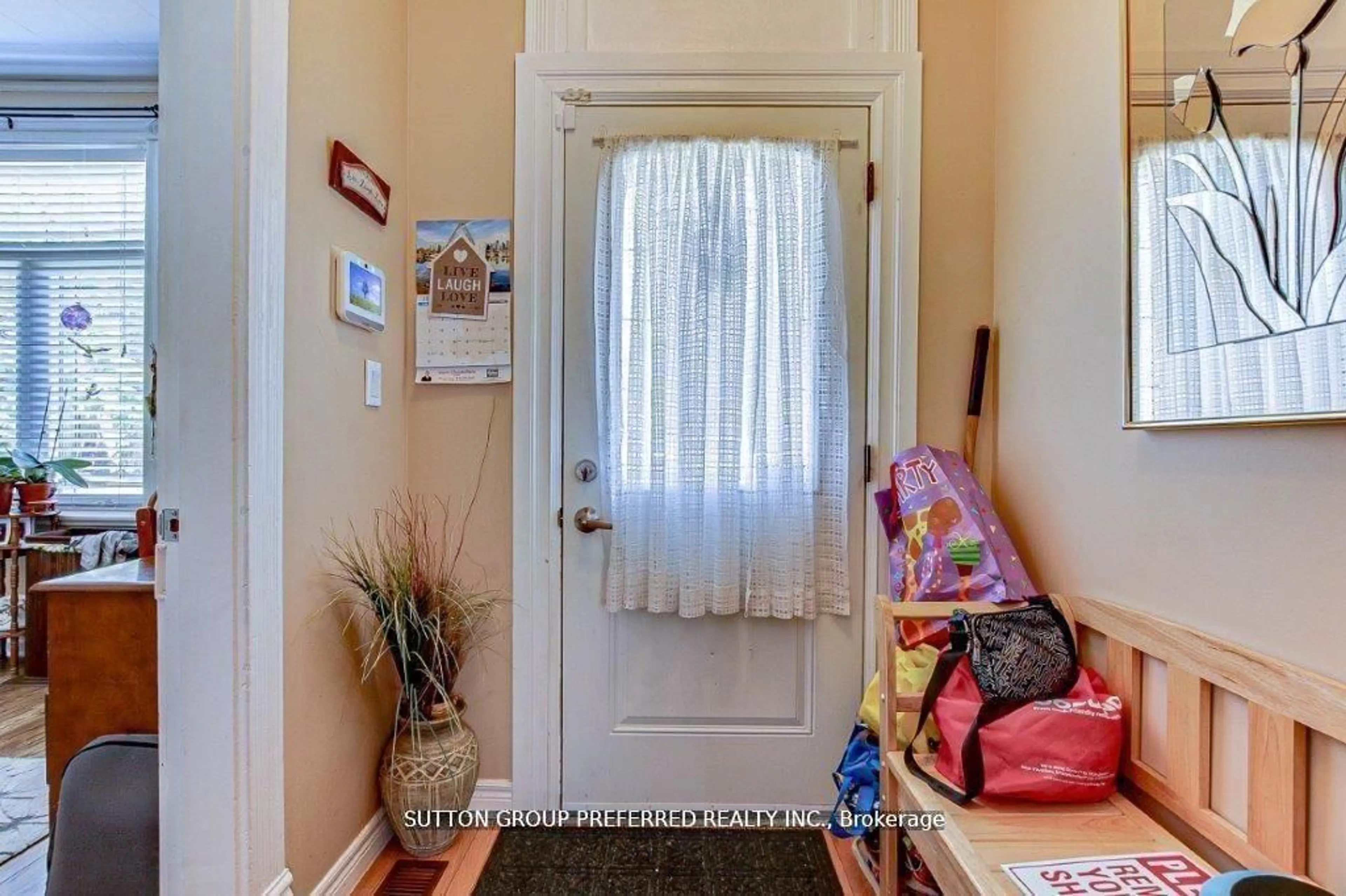 Indoor entryway for 25 Pegler St, London East Ontario N5Z 2B4