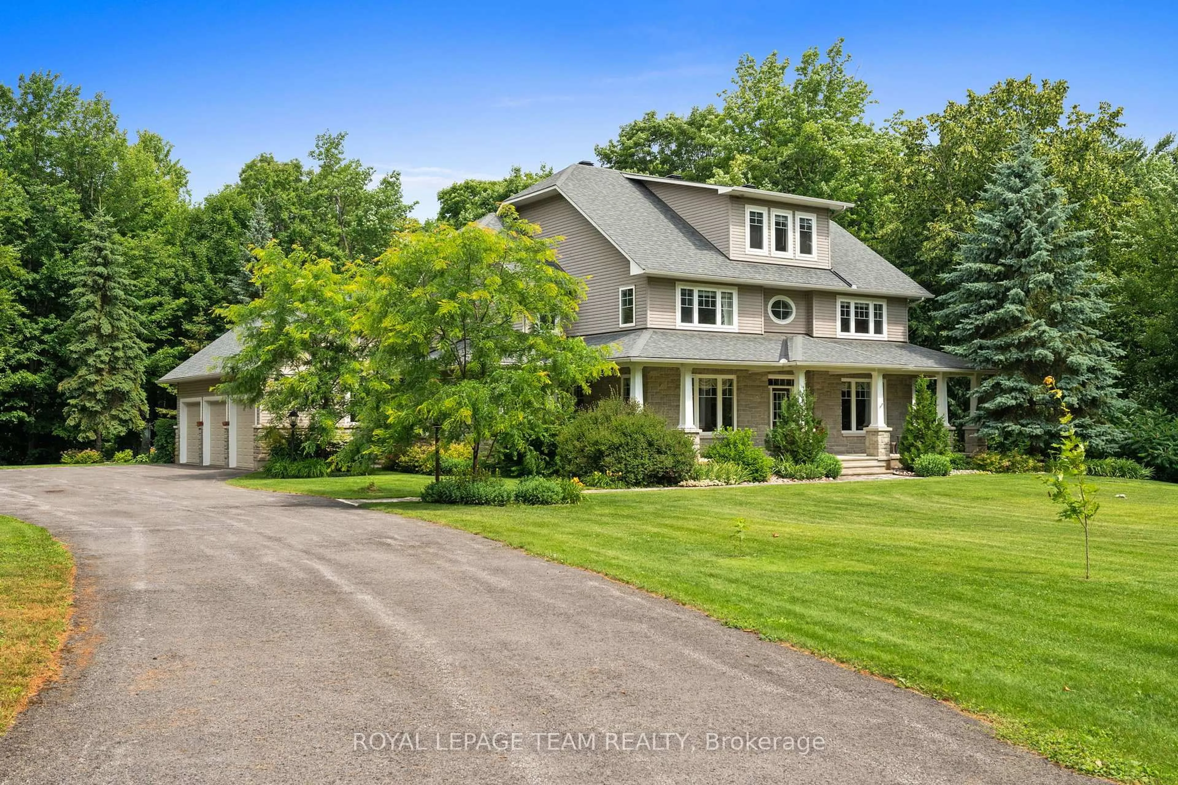 A pic from outside/outdoor area/front of a property/back of a property/a pic from drone, street for 38 Roycroft Way, Ottawa Ontario K2W 1C7
