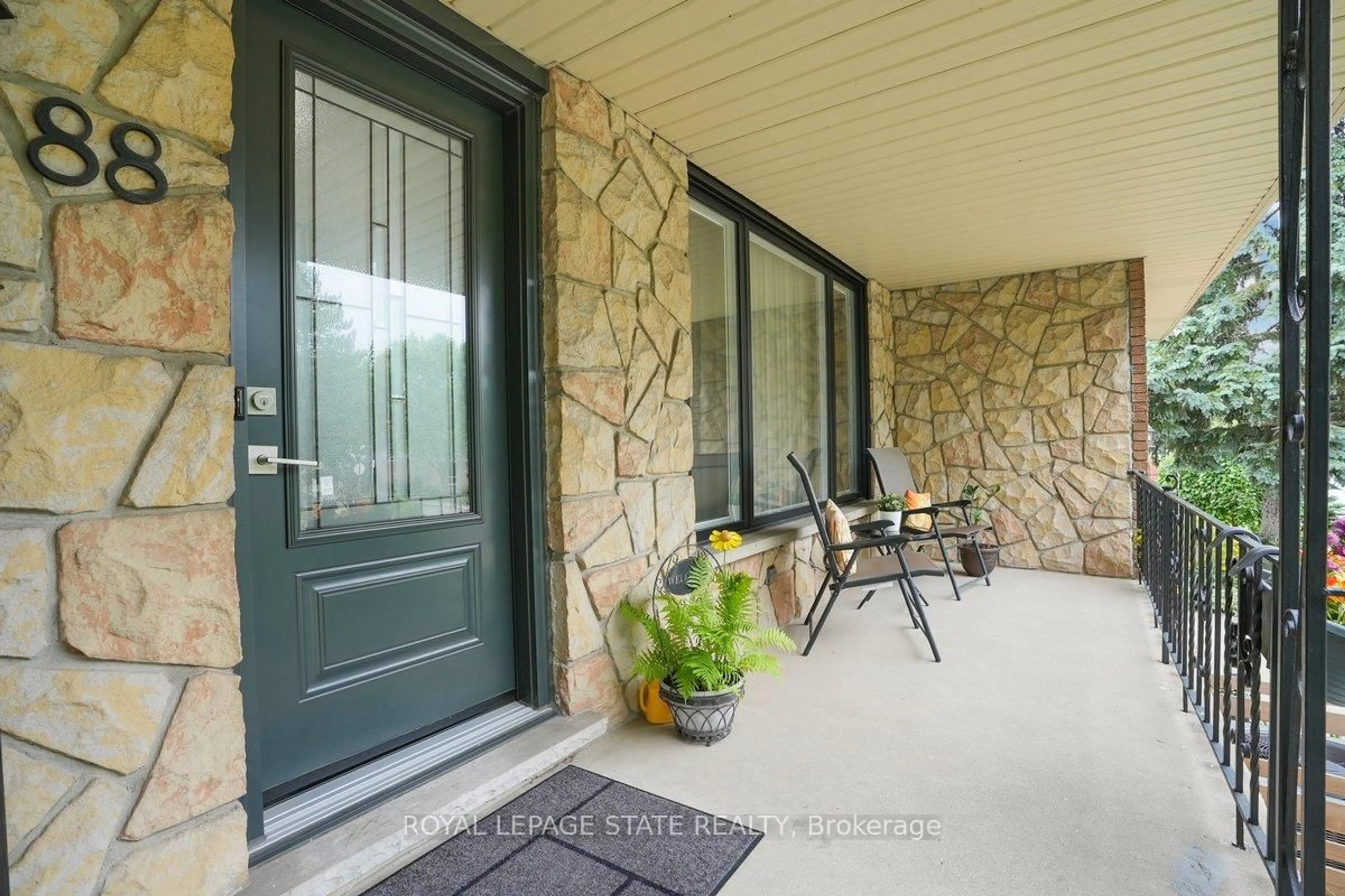 Indoor entryway for 88 Purnell Dr, Hamilton Ontario L9C 4Y3