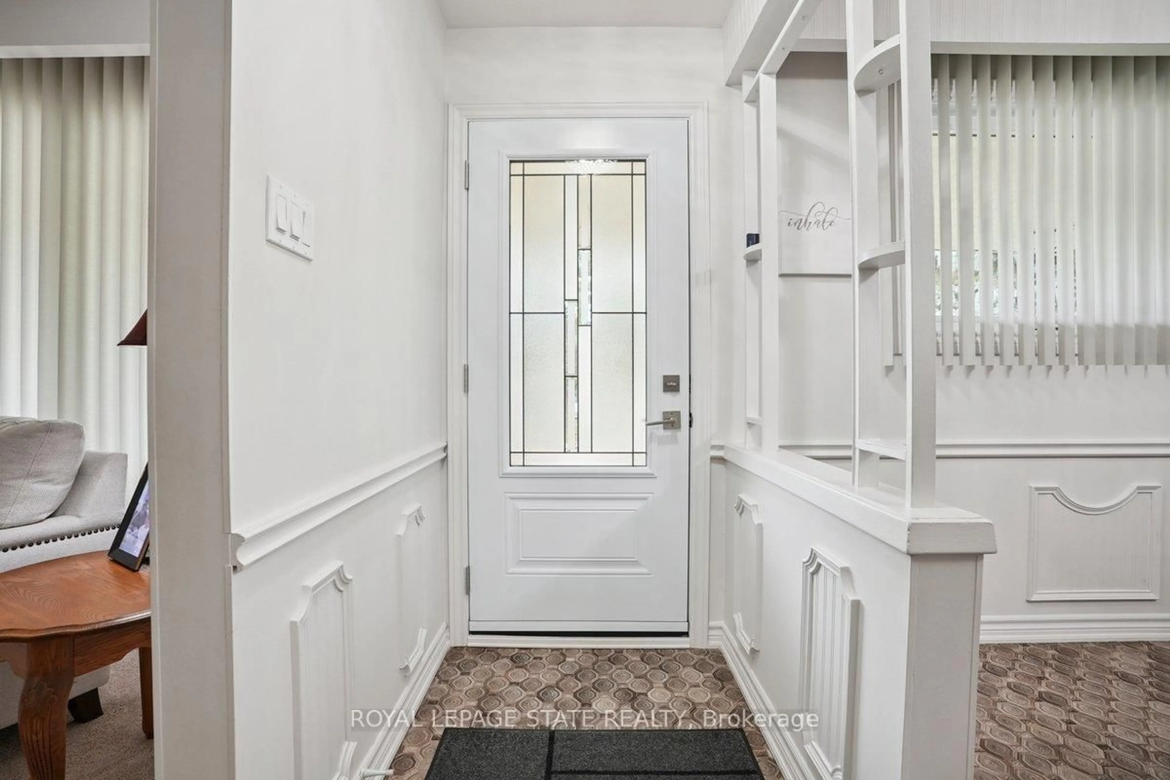 Indoor entryway for 88 Purnell Dr, Hamilton Ontario L9C 4Y3