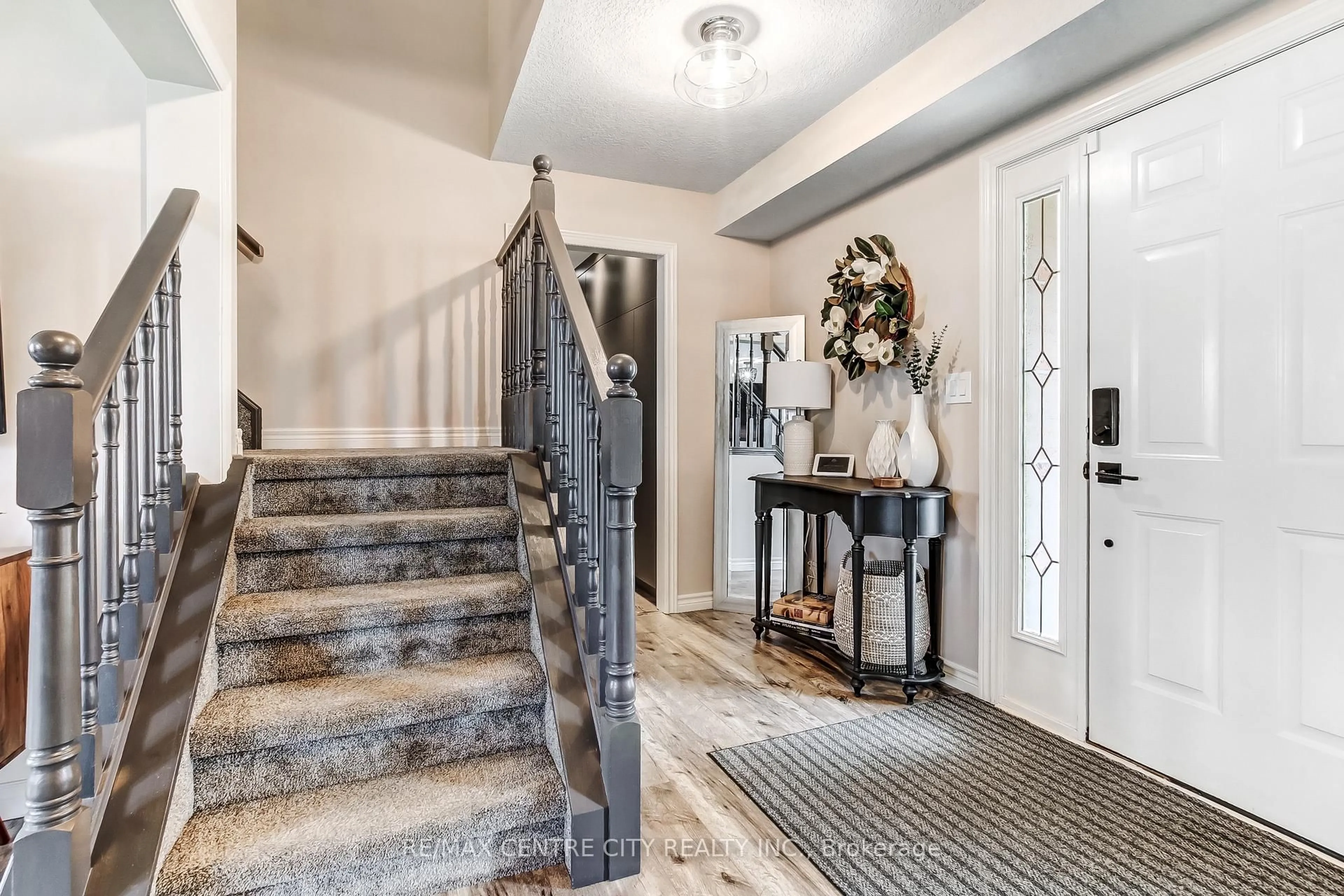 Indoor entryway for 23 Lexington Crt, St. Thomas Ontario N5R 6H7
