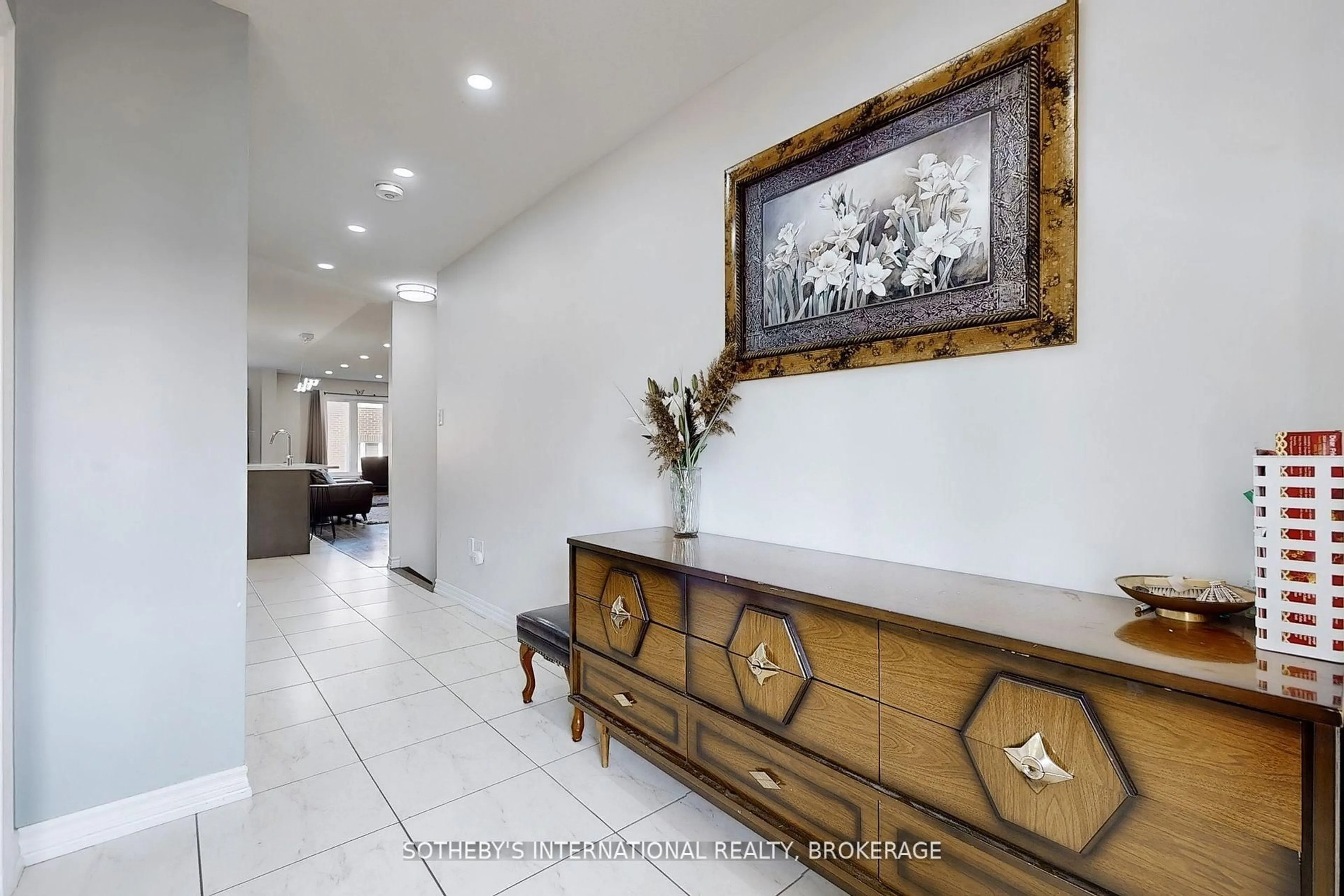 Indoor foyer for 7784 White Pine Cres, Niagara Falls Ontario L2H 3R5