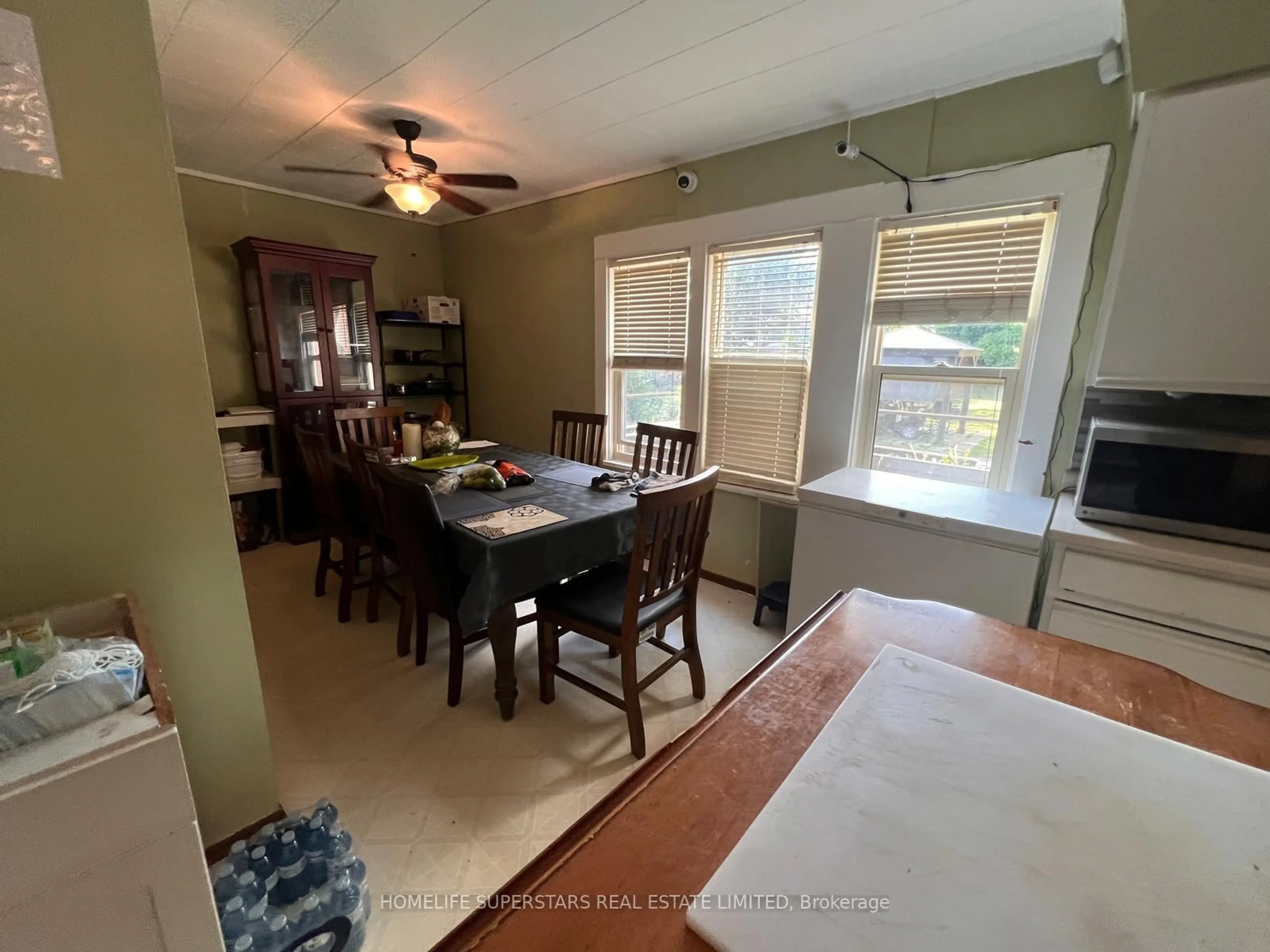 A pic of a room for 5991 Culp St, Niagara Falls Ontario L2G 2B6