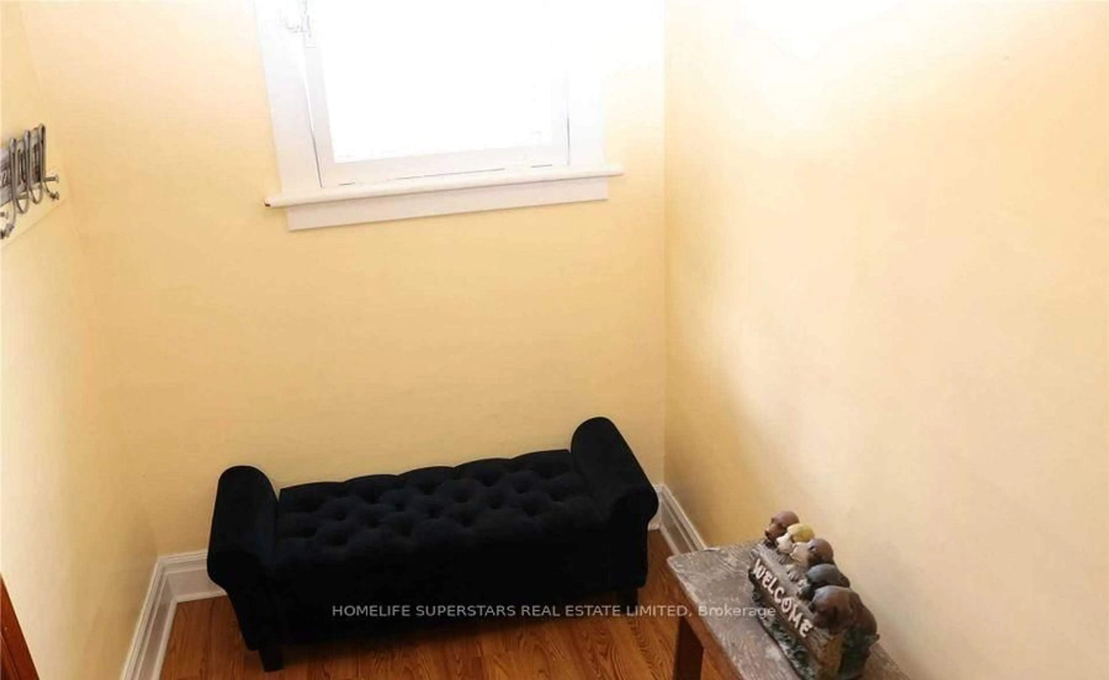A pic of a room for 5991 Culp St, Niagara Falls Ontario L2G 2B6