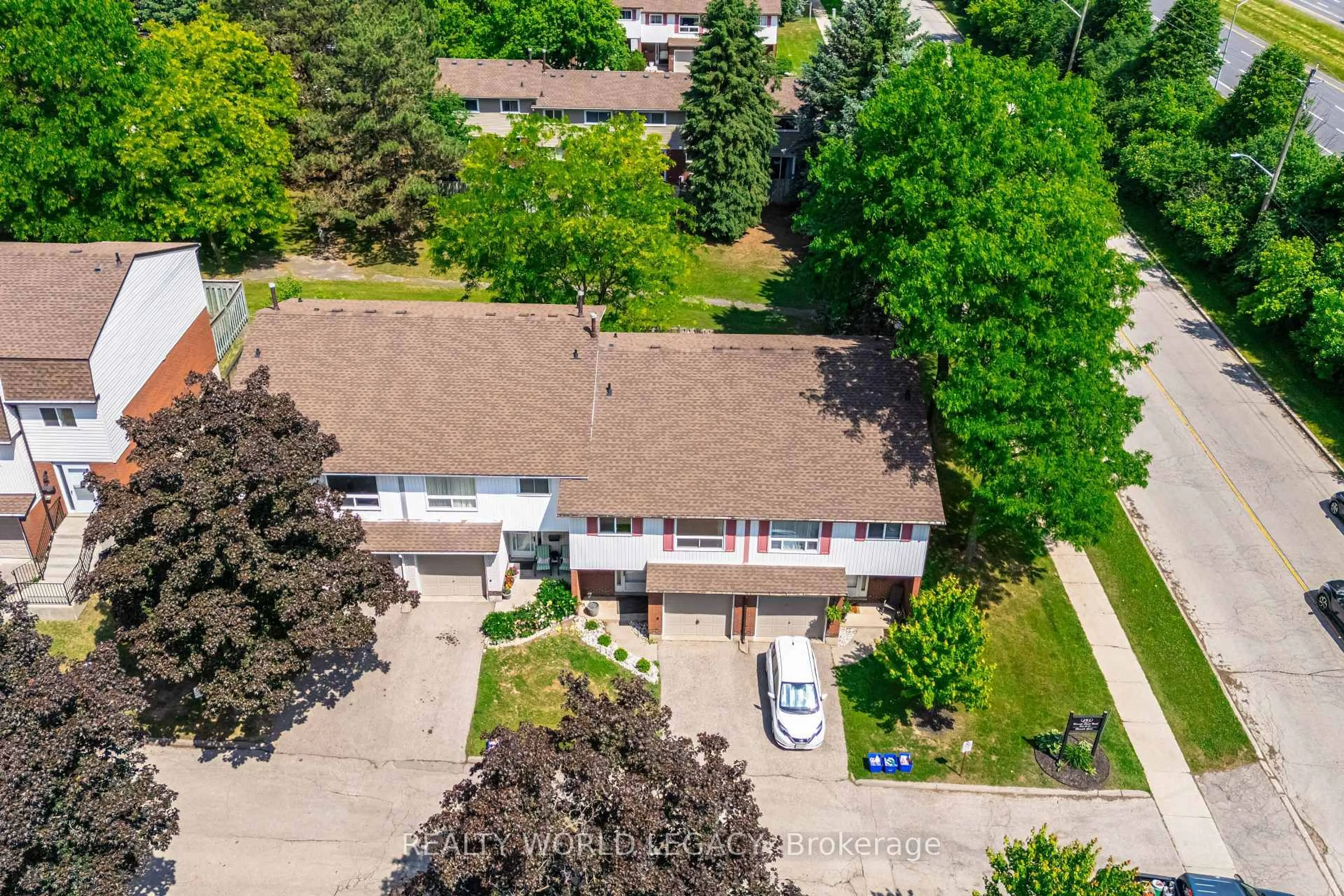 A pic from outside/outdoor area/front of a property/back of a property/a pic from drone, street for 281 Bluevale St #23, Waterloo Ontario N2J 4L8