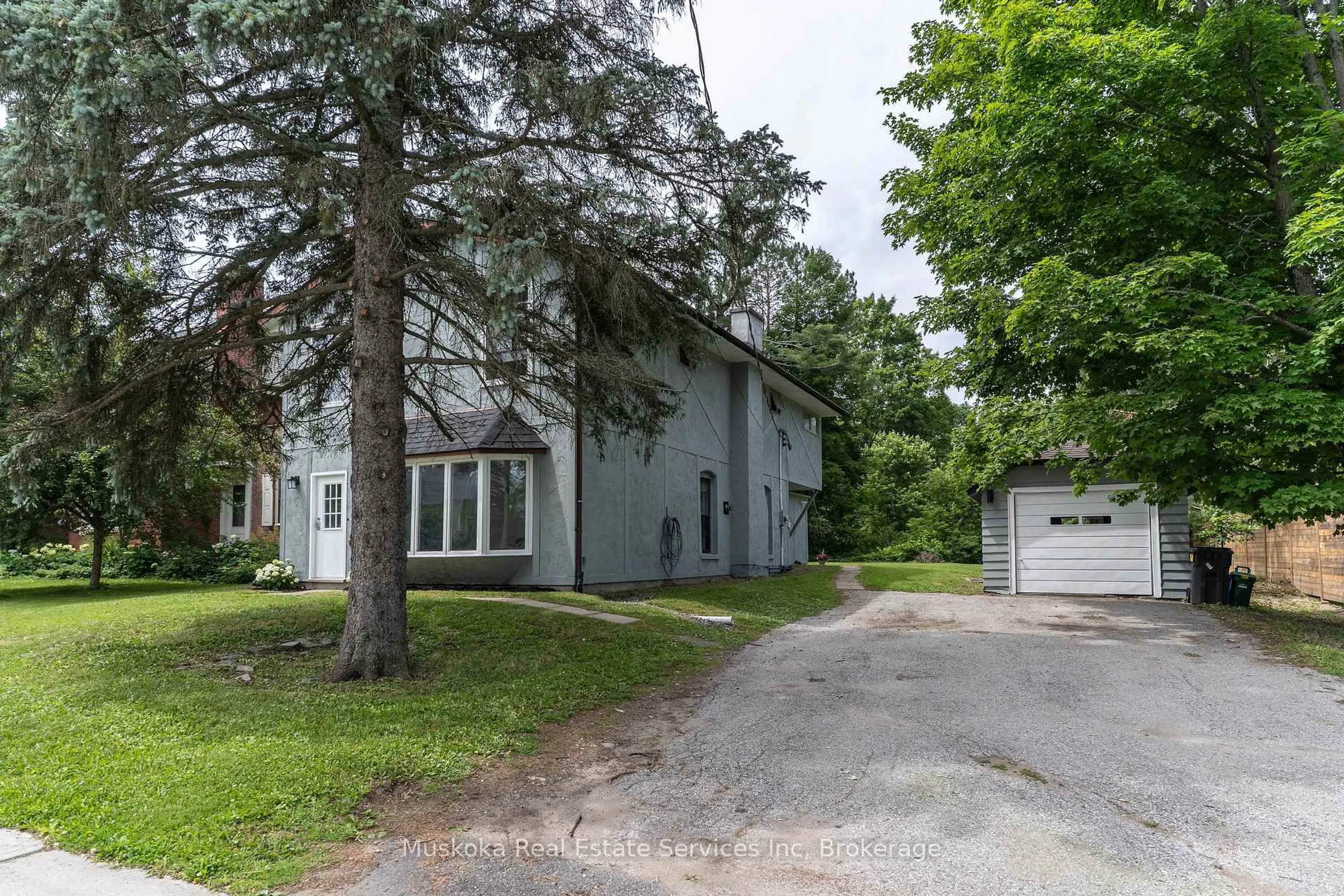A pic from outside/outdoor area/front of a property/back of a property/a pic from drone, street for 132 Mcmurray St, Bracebridge Ontario P1L 2E2